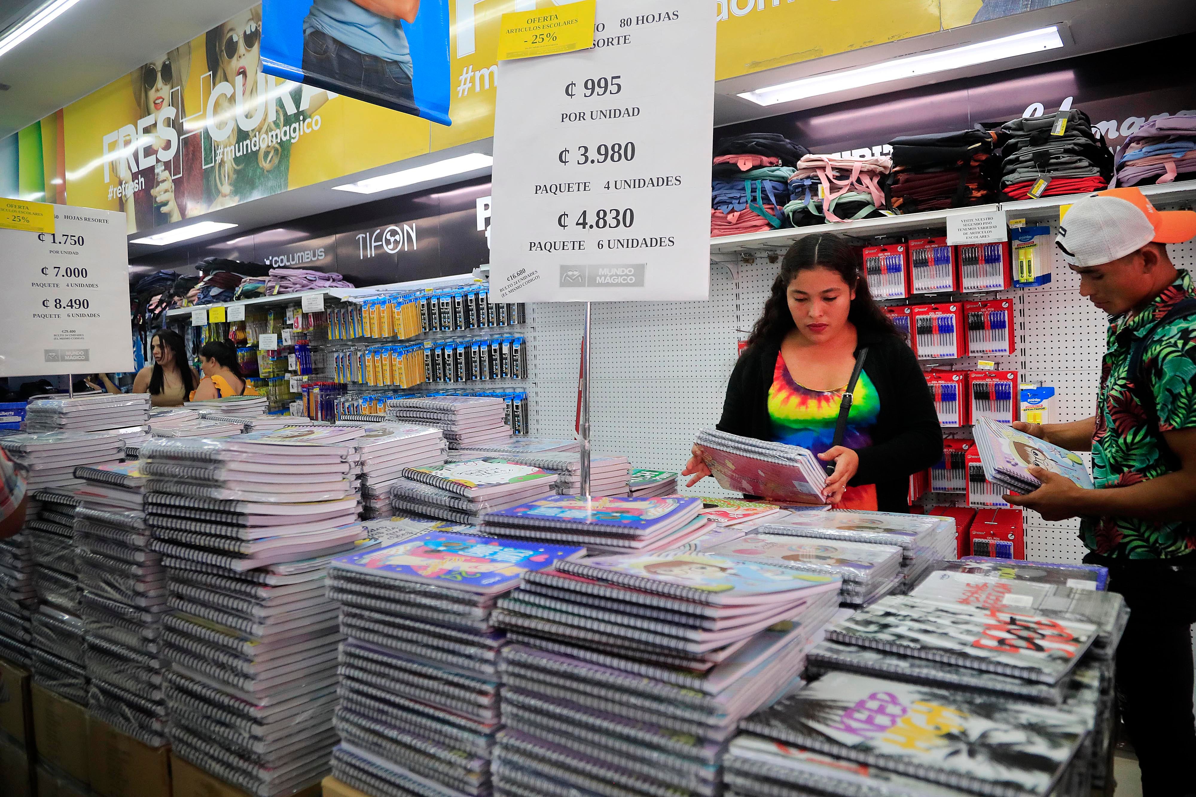 10/01/2024 San José. Recorrido por el bulevar de la Avenida Central decenas de personas visitaron las tiendas para adquirir los útiles, cuadernos y lápices básicamente, y los uniformes para sus hijos y nietos para la entrada a clases el mes entrante. En esta ocasión los estudiantes regresarán a las aulas 8 de febrero, día en que inicie oficialmente el curso lectivo 2024.