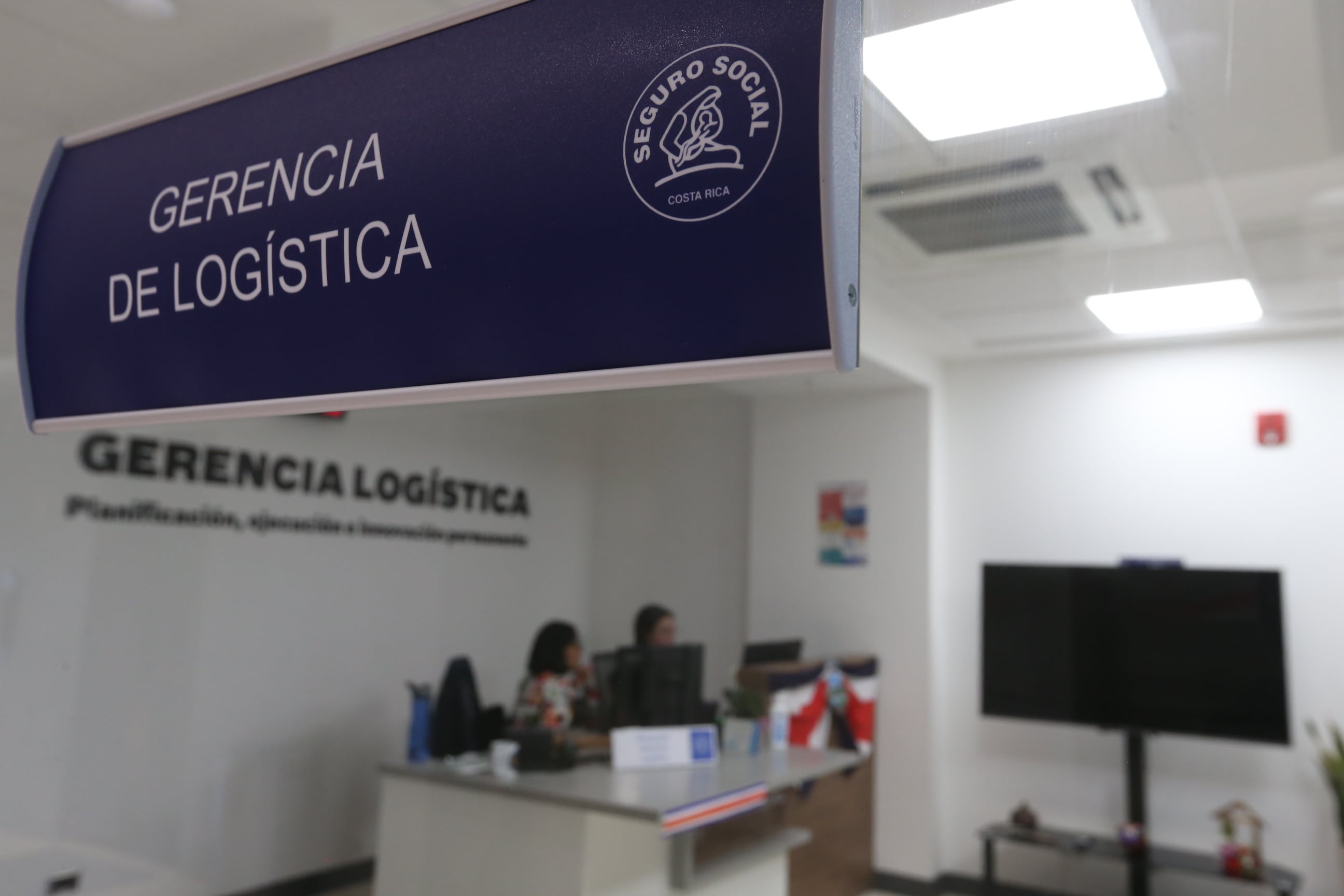 Rótulo aéreo que dice Gerencia de Logística en edificio central de CCSS, en San José.