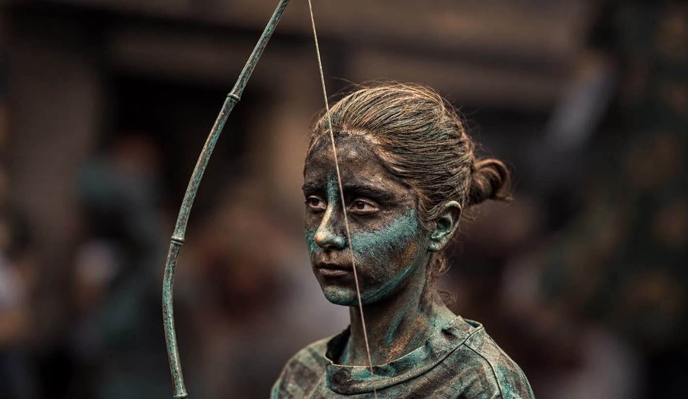 Con su destreza escénica, los estudiantes lograron capturar la atención de niños y adultos, que se acercaron a observar de cerca la recreación del monumento.