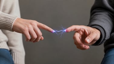 ¿Por qué algunas personas sienten una descarga al tocarlas? La explicación científica detrás del fenómeno