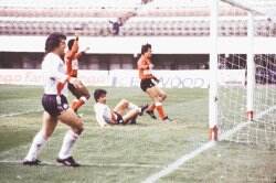 El primer gol del River Plate a la Liga, en Buenos Aires. Juan Toro Funes (izq.) se lo sirvió al uruguayo Villazán. Sosa y Vargas lo sufren. 1987. |
ARCHIVO /LA NACIÓN