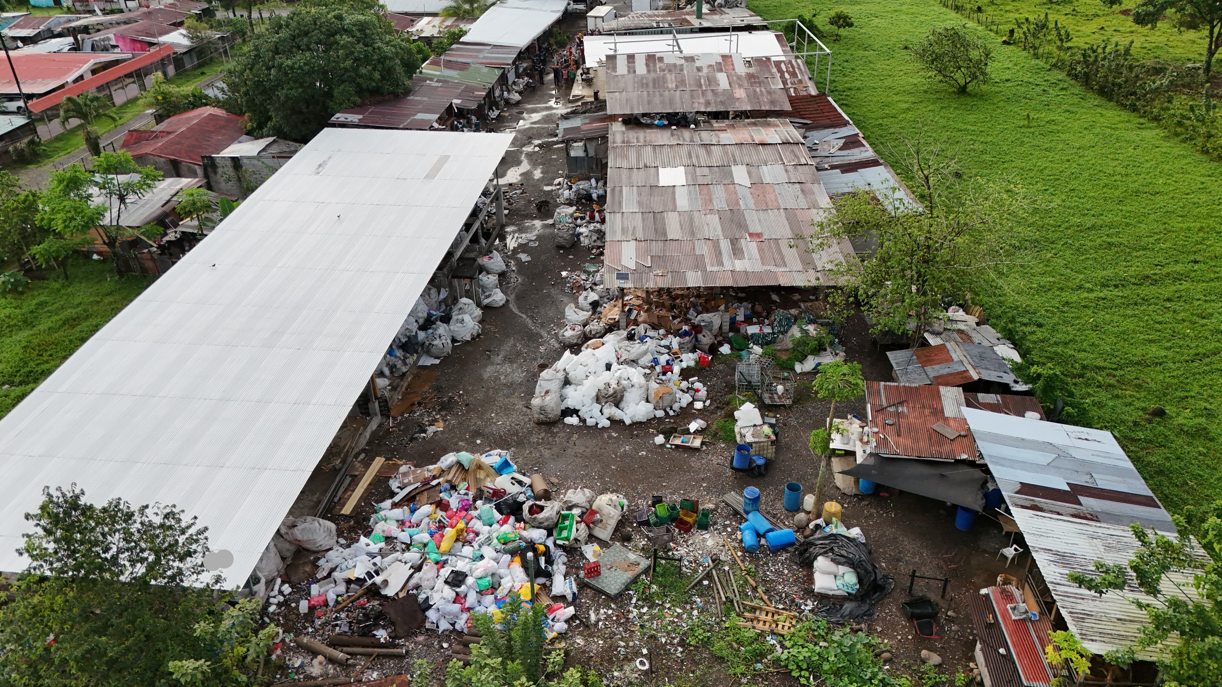 El sitio de rehabilitación, Betel, aparenta tener un centro de reciclaje dentro de sus instalaciones.