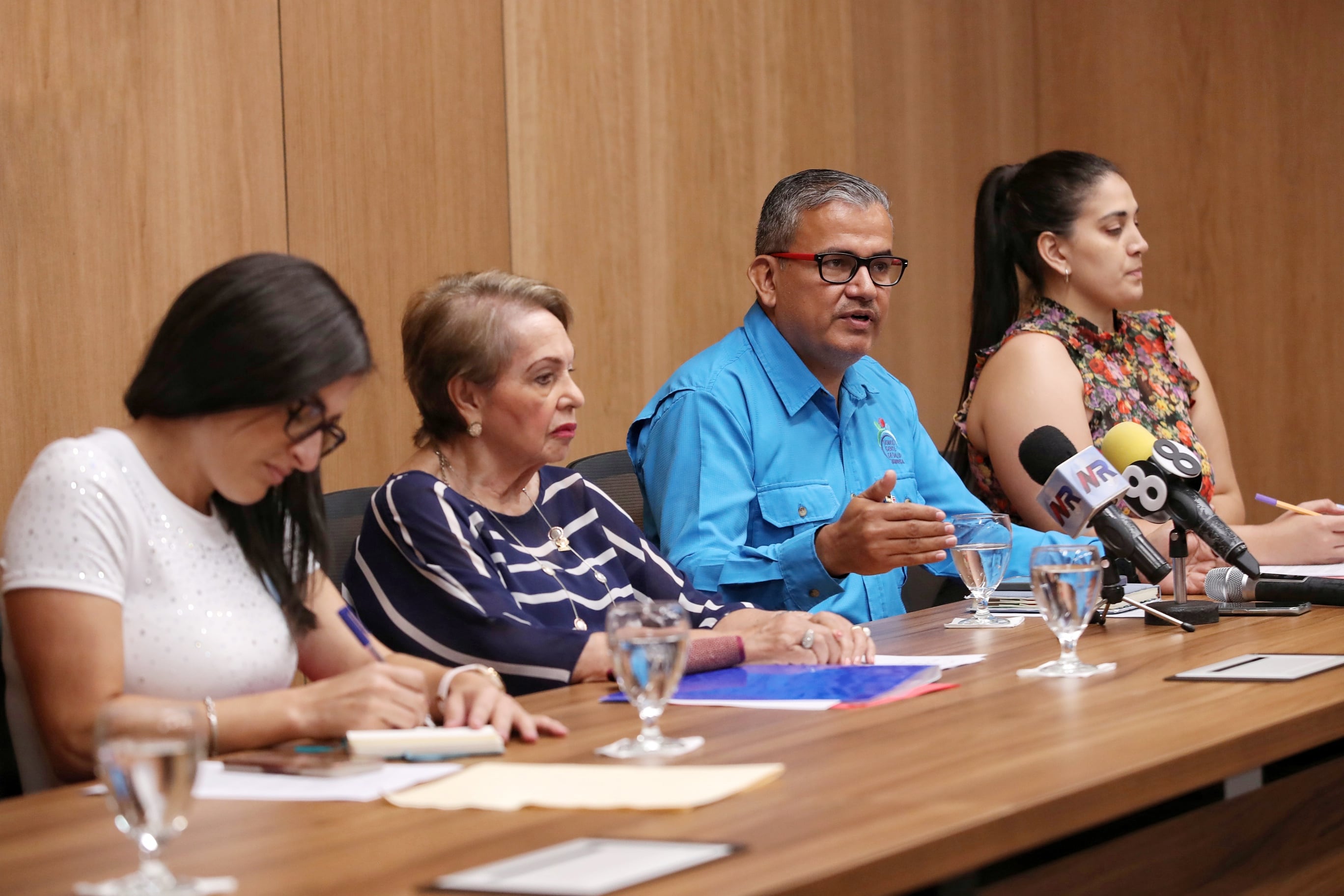 12/03/2024/ Conferencia de prensa de la diputada Gloria Navas sobre crisis en servicios de la CCSS junto a médicos de la CCSS / en la foto Dra. Natalia Solís (blanco) la diputada Gloria Navas, Dr. David Morales y la Dra. Natalia Abea Jezowiczova en la Asamblea Legislativa / Foto John Durán