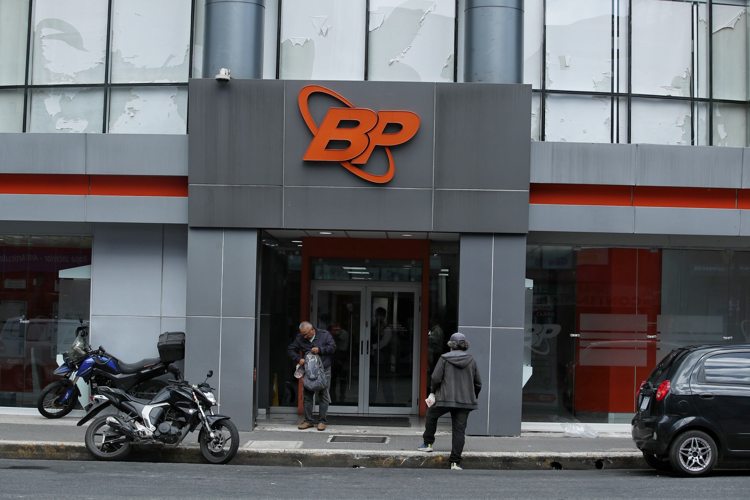 Fachada del Banco Popular y de Desarrollo Comunal, institución clave en la administración de fondos de los trabajadores en Costa Rica.