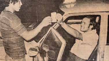 Hace 50 años: Los trasnochadores lavadores de taxis