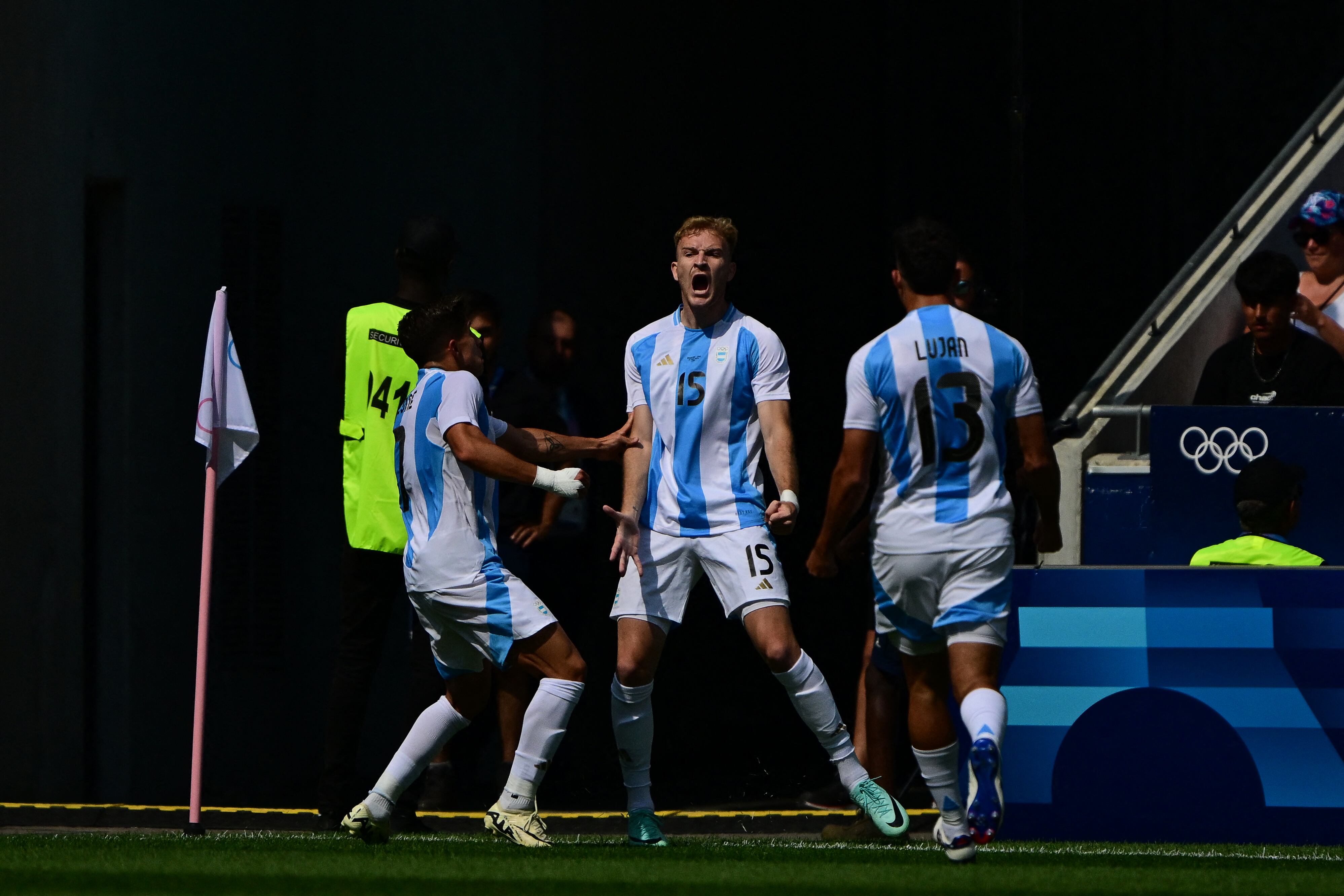 El delantero argentino Luciano Gondou (15) celebra con sus compañeros después de anotar el segundo gol de su equipo en el partido de fútbol del grupo B masculino entre Argentina e Irak durante los Juegos Olímpicos de París 2024, en el Estadio de Lyon.