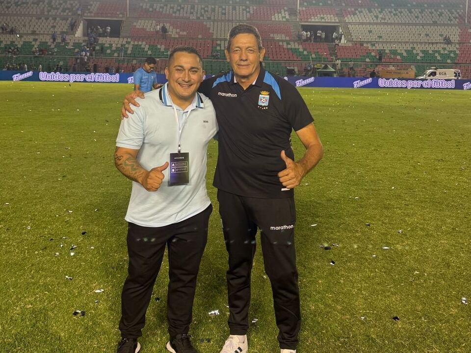Yosimar Arias junto al entrenador Mauricio Soria, quien lo recomendó como gerente deportivo para el Blooming de Bolivia.