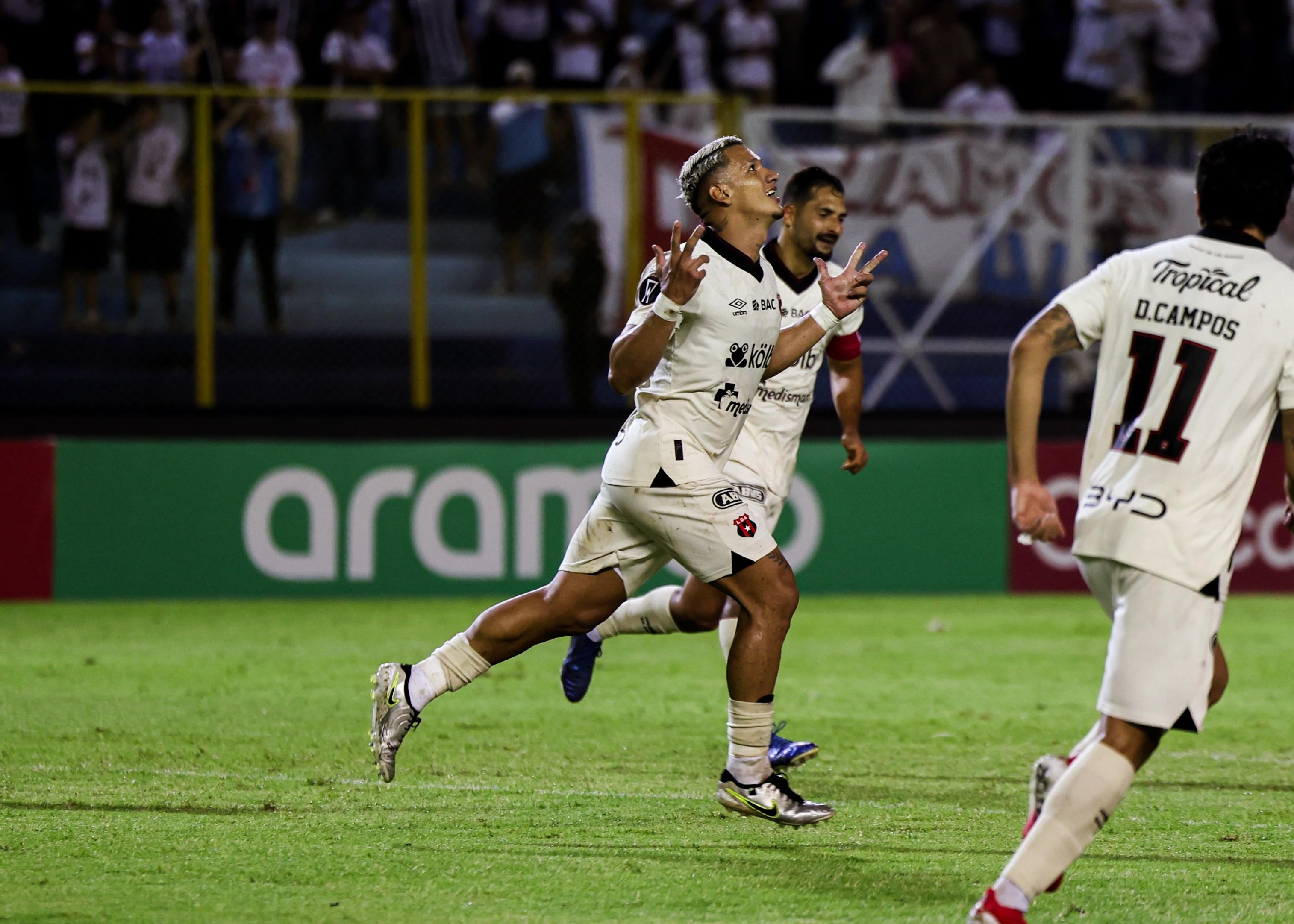 Fernando Piñar logró un gol muy significativo para él y para Liga Deportiva Alajuelense en El Salvador.