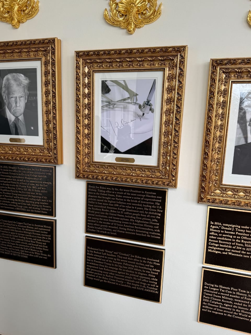 La placa dedicada a Joe Biden lo insulta y reemplaza su foto por una imagen del autopen, herramienta de firma automática que Trump también ha utilizado en el pasado.