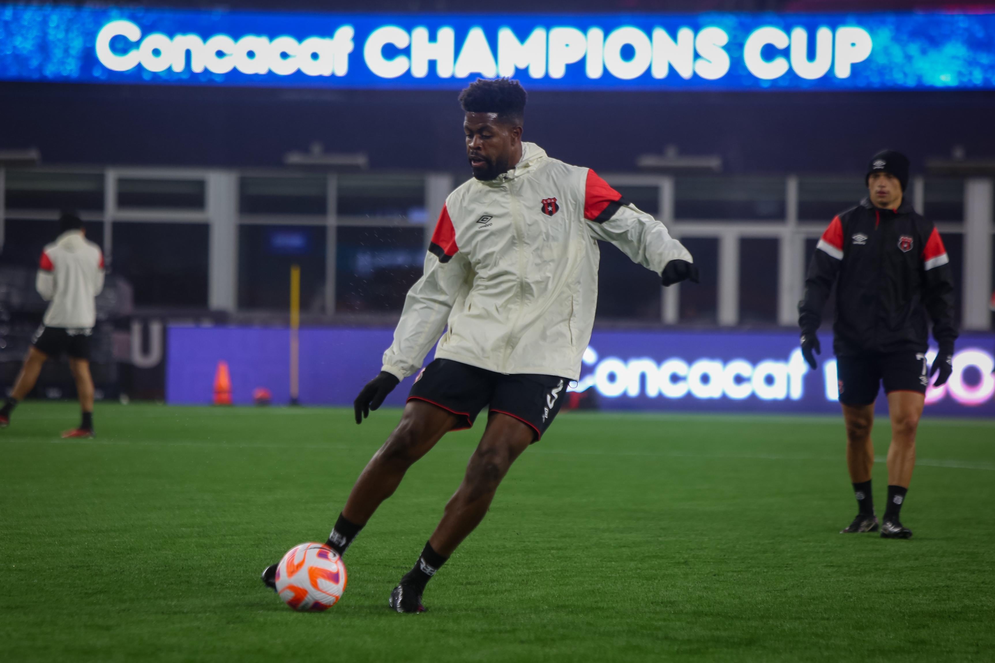 Manjrekar James es el jugador de Liga Deportiva Alajuelense que está acostumbrado a las bajas temperaturas.