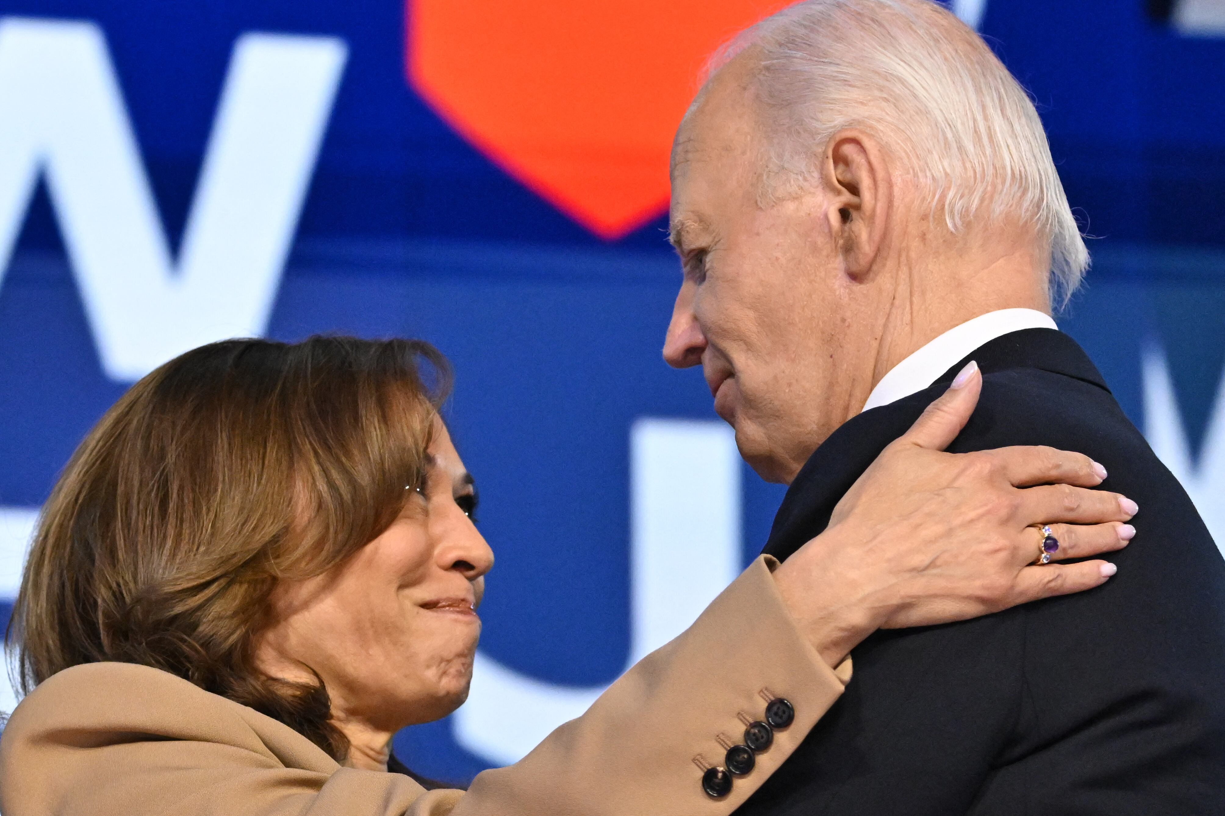 El presidente de Estados Unidos, Joe Biden, y la vicepresidenta de Estados Unidos y candidata presidencial demócrata para 2024, Kamala Harris, se abrazan en el escenario después del discurso de despedida de Biden en el primer día de la Convención Nacional Demócrata.