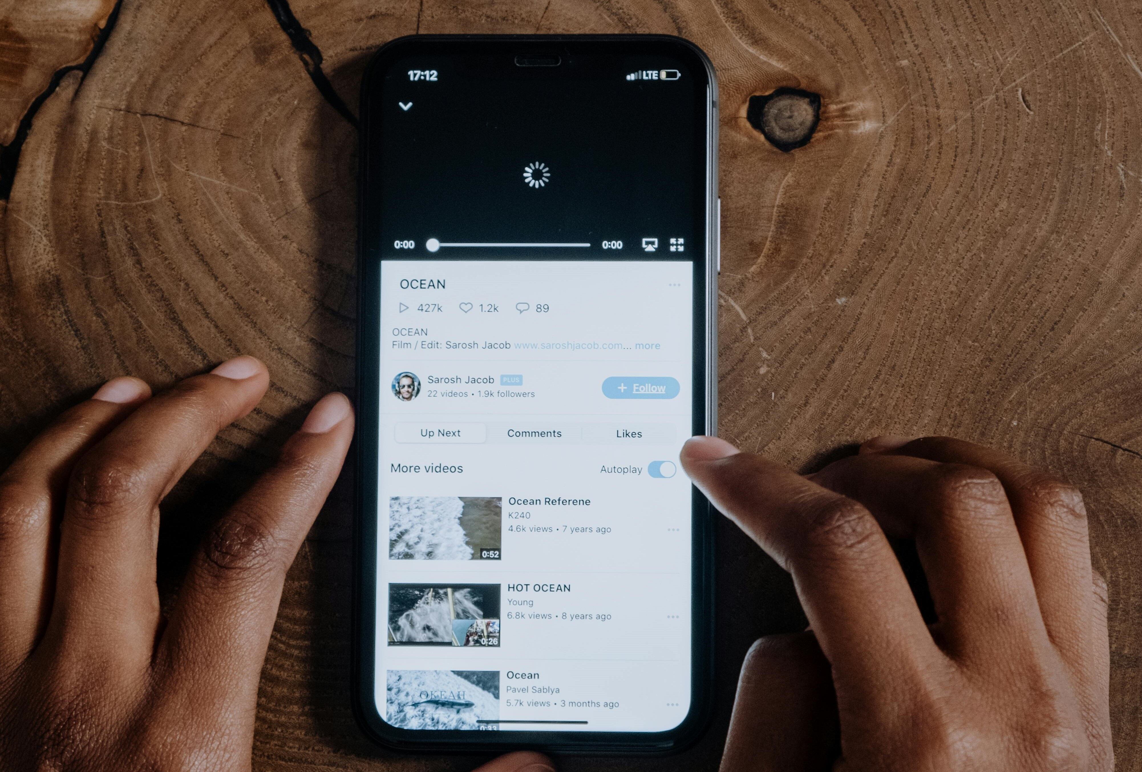 YouTube lleva la pantalla a negro antes de reproducir contenidos en las cuentas que usan bloqueadores de anuncios.