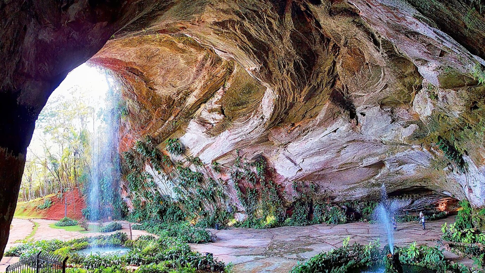 La Cueva de Palhares, situada en Sacramento (Minas Gerais, Brasil), alberga la cueva de arenisca más grande de América Latina. Fue descubierta en el siglo XIX y tiene 22 metros de altura y 450 metros de longitud.