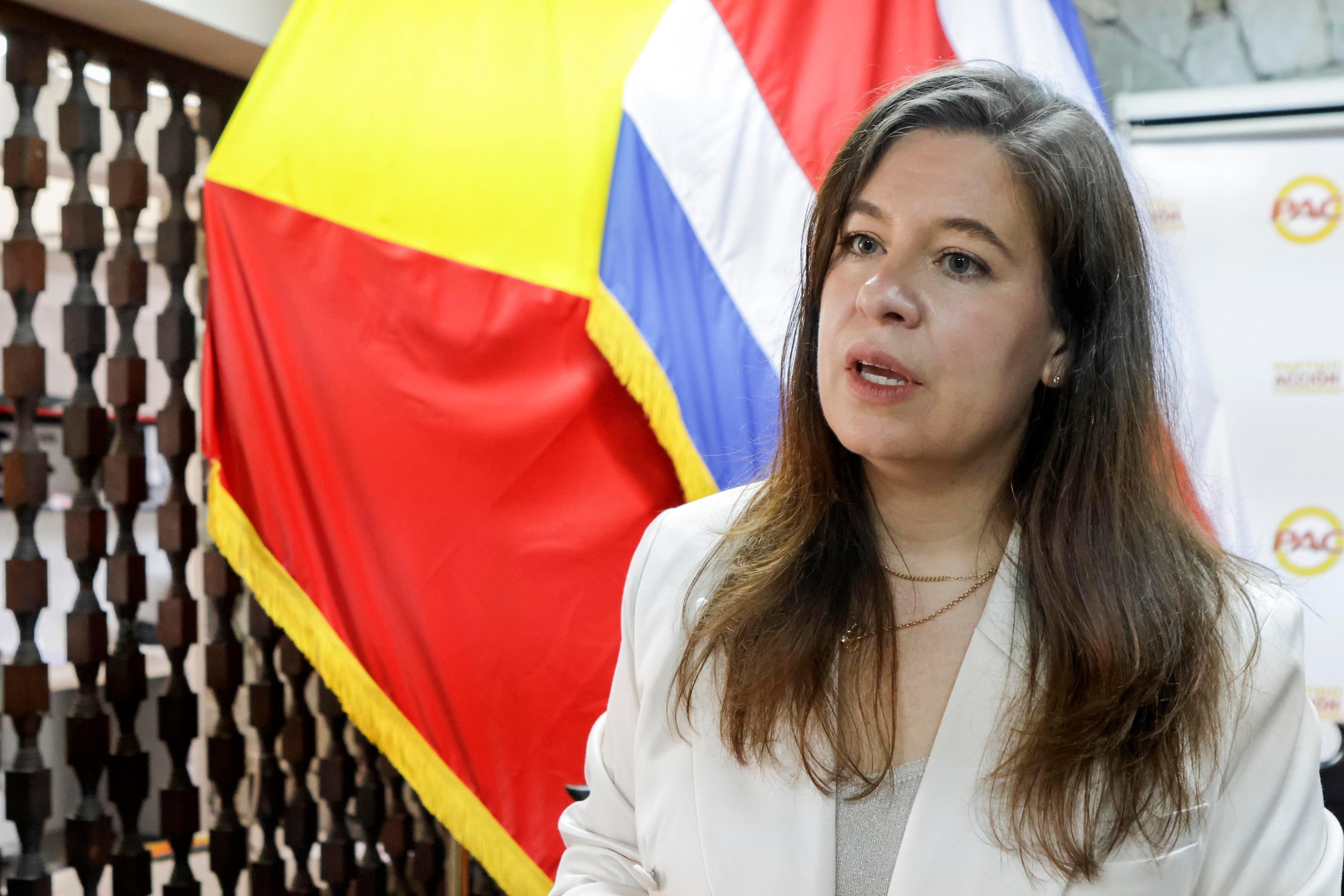 Inscripción de Claudia Dobles como precandidata del PAC