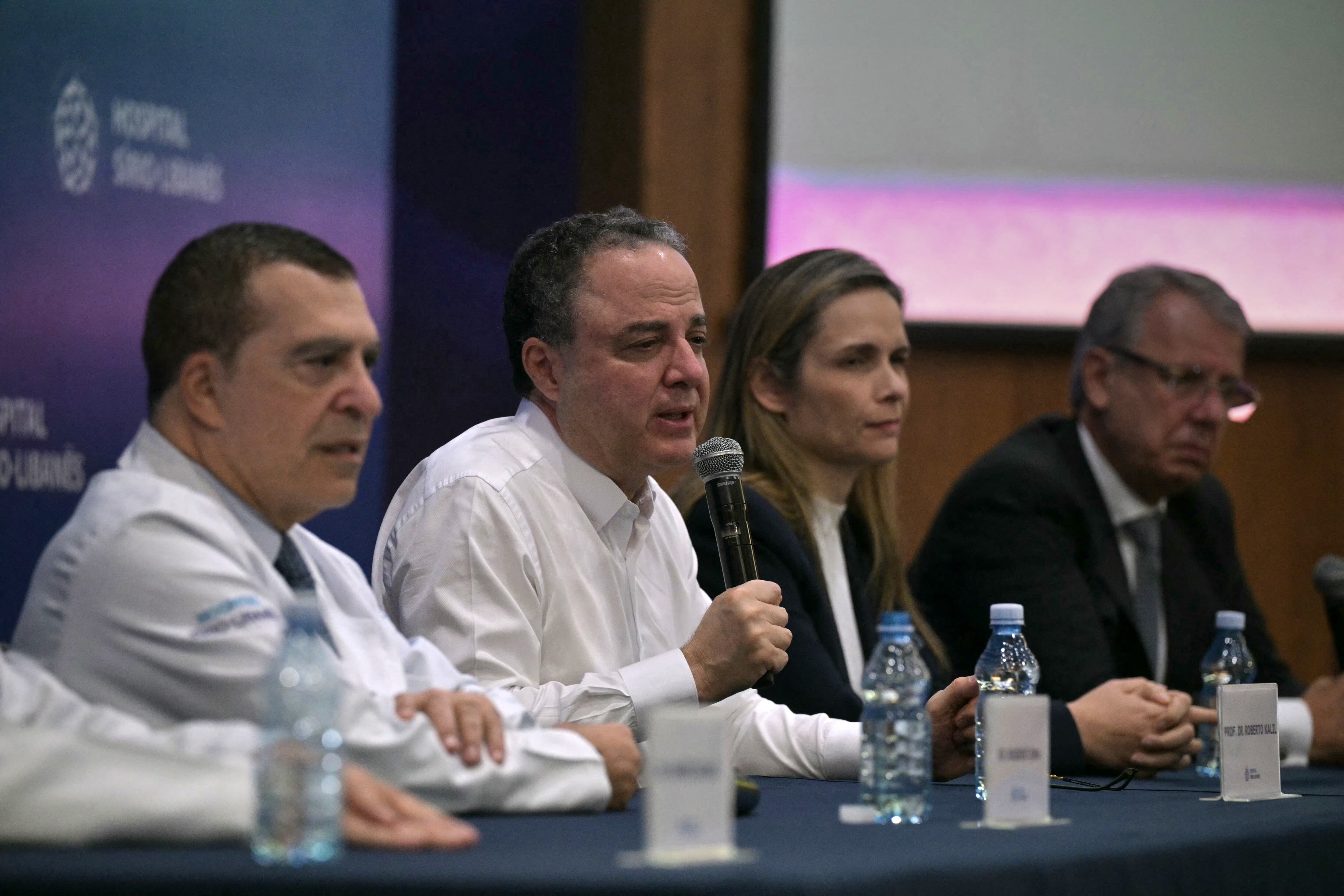 (De izq. a der.) El Dr. Rogerio Tuma, el Dr. Roberto Kalil, la Dra. Ana Helena Germoglio y el Dr. Marcos Stavale ofrecen una conferencia de prensa en el Hospital Sirio-Libanés donde se encuentra internado el presidente de Brasil, Luiz Inácio Lula da Silva, en Sao Paulo, Brasil.