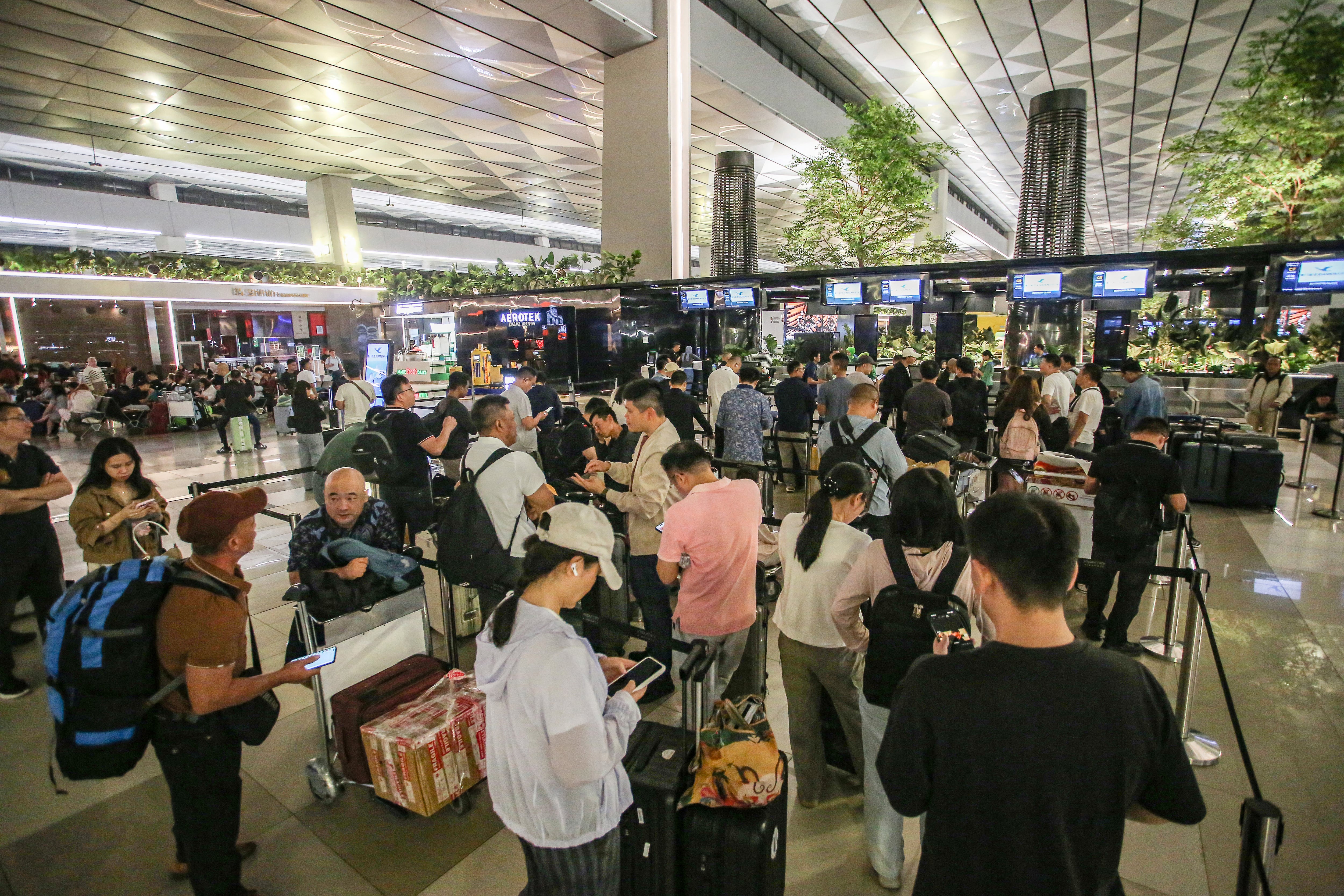 Pasajeros varados esperan en una terminal del aeropuerto Soekarno-Hatta, en Tangerang, el 6 de setiembre de 2026. El aeropuerto fue cerrado temporalmente para todas las operaciones de vuelo debido a las cenizas expulsadas por el volcán Anak Krakatoa.