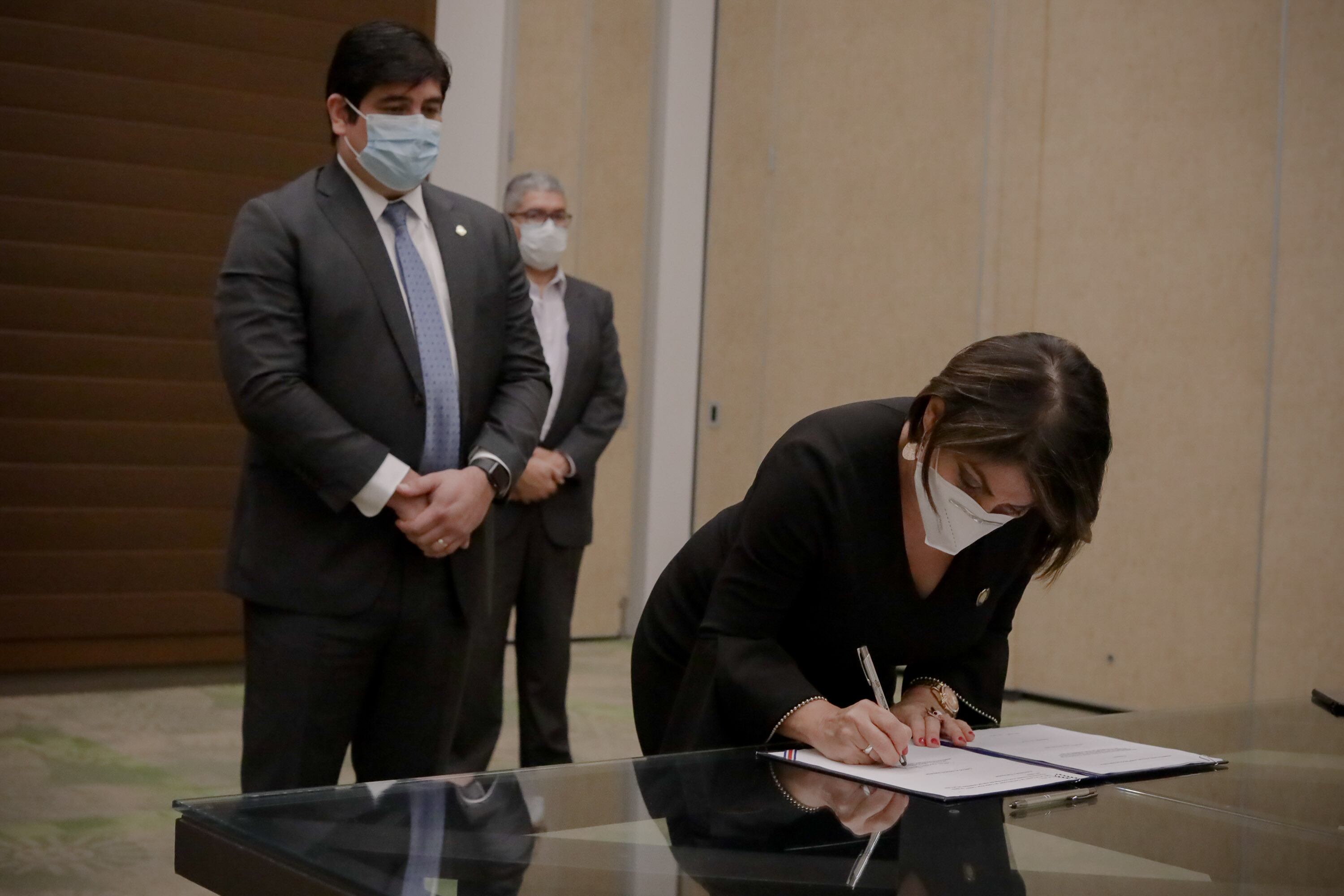 Victoria Hernández, jerarca del MEIC, firmó una reforma a la ley de usura, en noviembre pasado, que corrigió problemas como el cambio de condiciones en los créditos otorgados antes de junio del 2020, cuando se aprobó la ley. El Presidente Carlos Alvarado también rubricó el cambio. Foto: Cortesía Casa Presidencial.