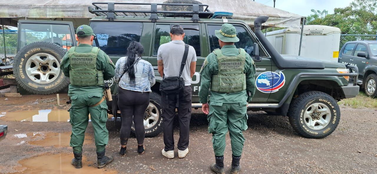 Policía de Fronteras detiene a pareja por tráfico de migrantes.