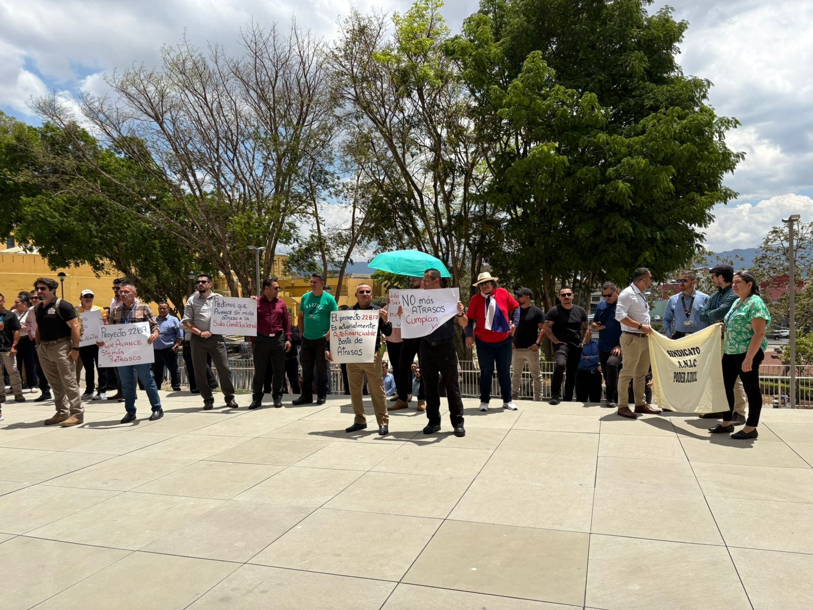 Un grupo de agentes judiciales convocados por ANIC marcharon entre el OIJ y la Asamblea, para pedir que se avance con el proyecto de ley que les permitiría jubilarse a los 58 años.