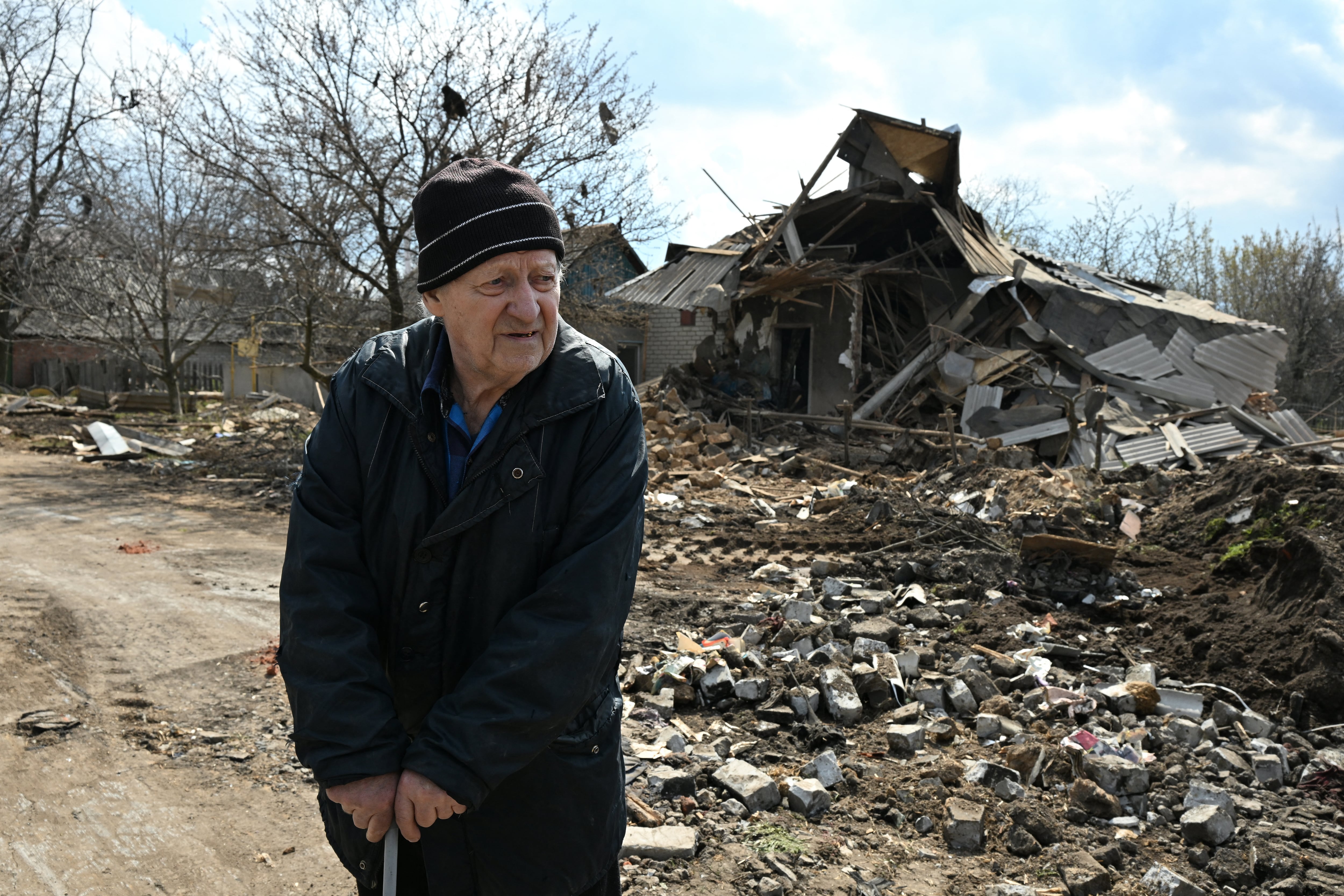 Un residente local permanece de pie junto a su casa destruida tras un ataque aéreo en Yasynuvata, en la región de Donetsk, Ucrania, controlada por Rusia, el 11 de abril de 2026, en medio del conflicto ruso-ucraniano.
