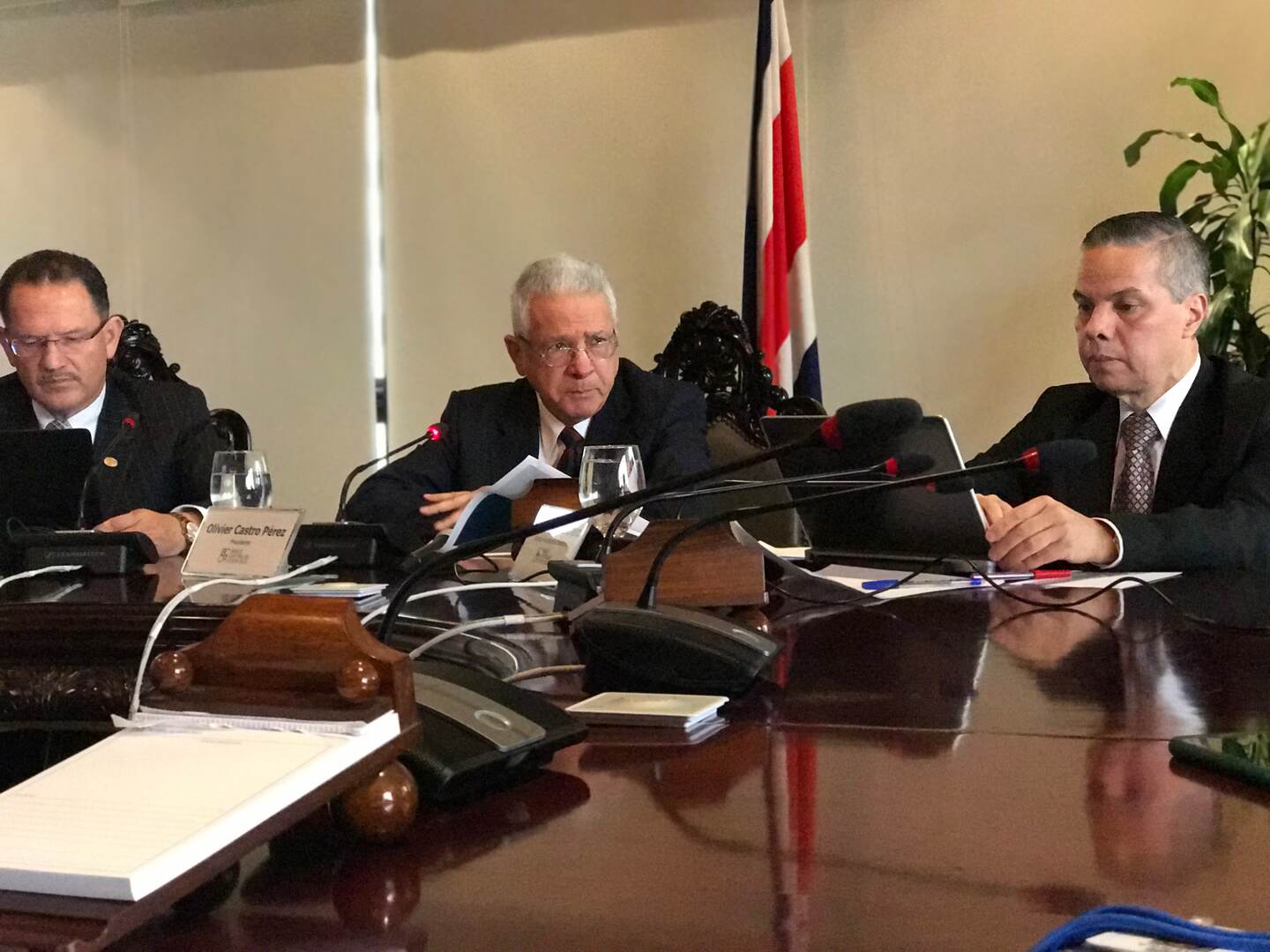 Olivier Castro, presidente del BCCR (c), presentó este 1.° de agosto la revisión de la programación macreconómica de Costa Rica. Le acompañan Eduardo Prado (i), gerente de la entidad, y Róger Madrigal (d), director de la División Económica.