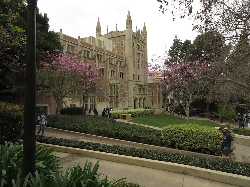 El jardín delantero del Kerckhoff Hall de la UCLA. Foto utilizada con fines ilustrativos.