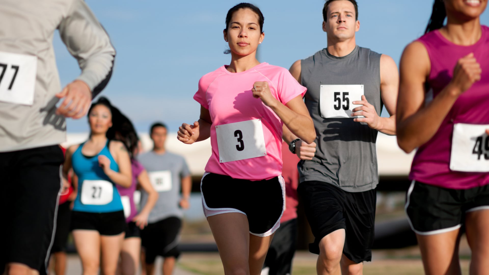 Antes de la carrera, dedicar unos minutos a estiramientos dinámicos del tren inferior (de las caderas para abajo) ayuda a prevenir lesiones y mejorar el rendimiento.