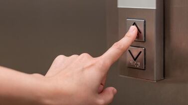 ¿Por qué hay espejos en los ascensores? Explicación de los expertos