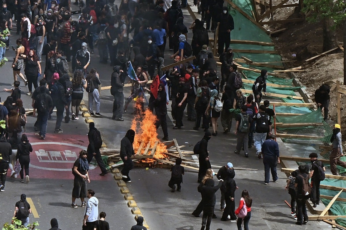 Estudiantes encienden una fogata durante una marcha contra las políticas de recorte al presupuesto educativo impulsadas por el presidente de Chile, José Antonio Kast, en Santiago, el 1.° de octubre de 2026.