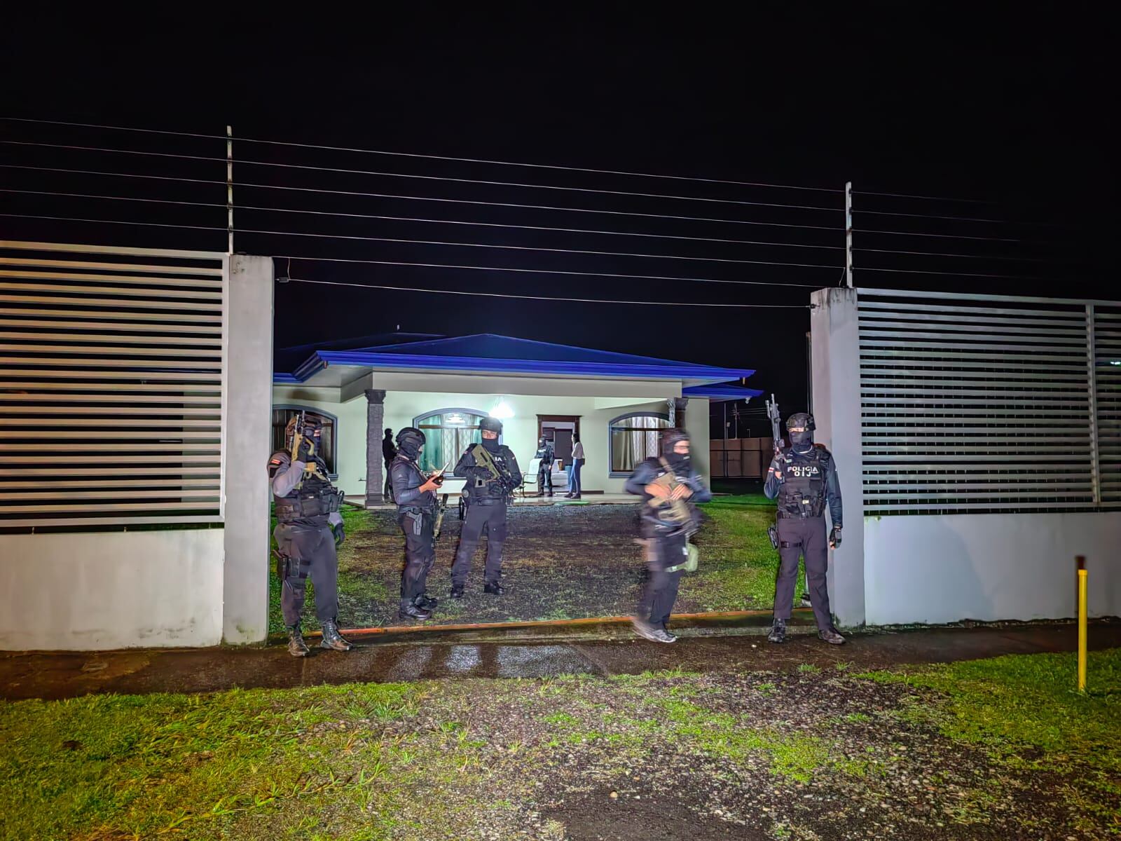 La noche de este domingo, agentes del OIJ realizaron cinco allanamientos en Pococí como parte de las pesquisas para esclarecer la tentativa de homicidio contra el subjefe regional Geiner Zamora. Foto: Reiner Montero.