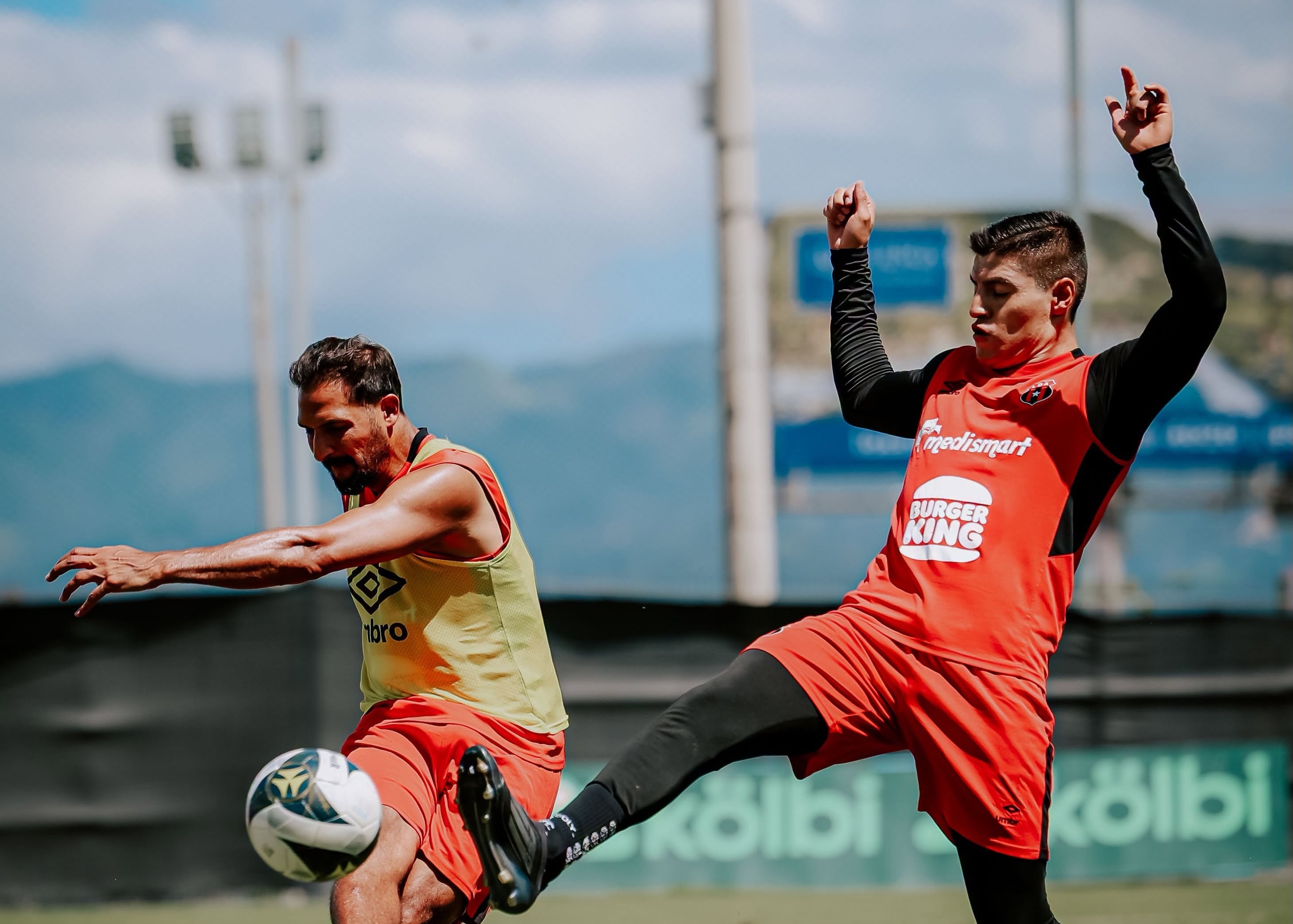 Celso Borges y Ronaldo Cisneros disputan un balón en una práctica de pretemporada con Liga Deportiva Alajuelense.