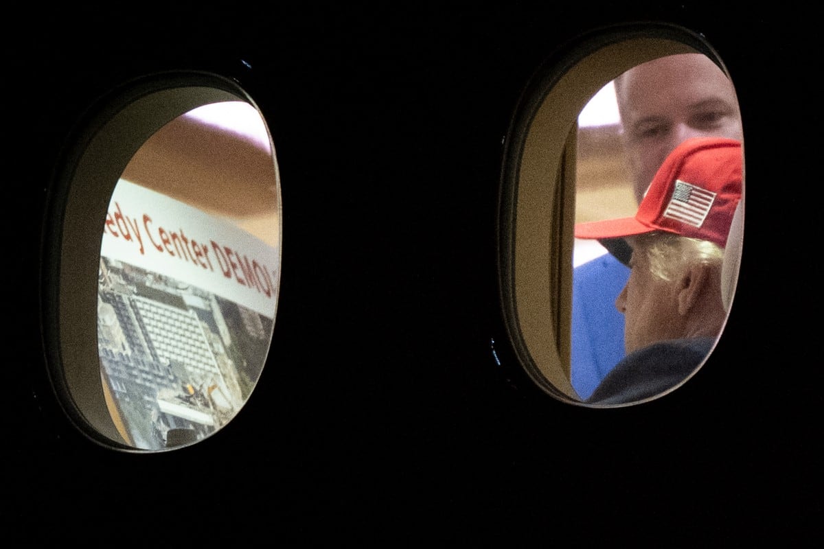 Imagen exclusiva de AFP muestra a Trump viendo imagen de "demolición" del Kennedy Center.