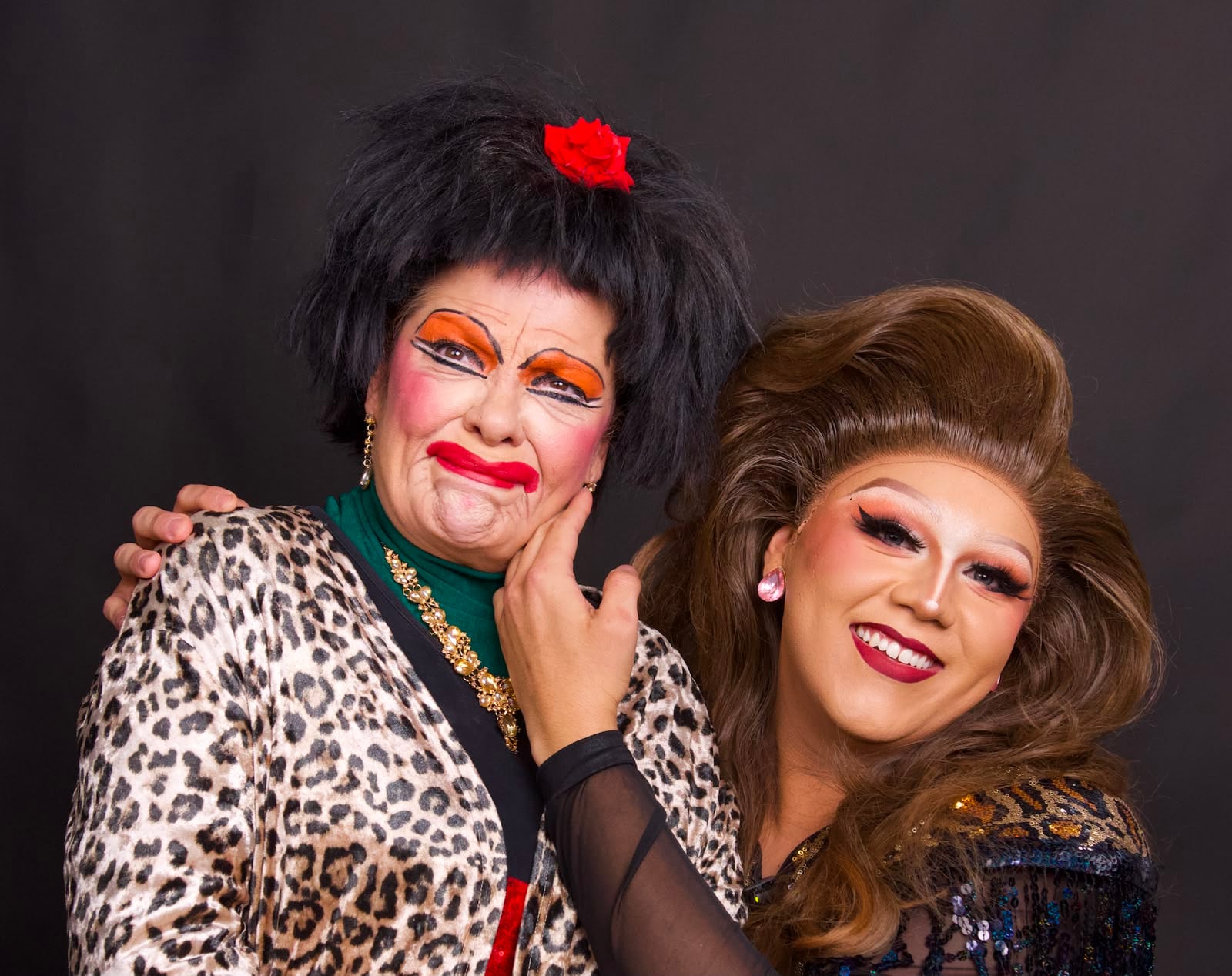 Elvirilla (Marcela Ugalde) y Weedny Wax (Ayran Campos)