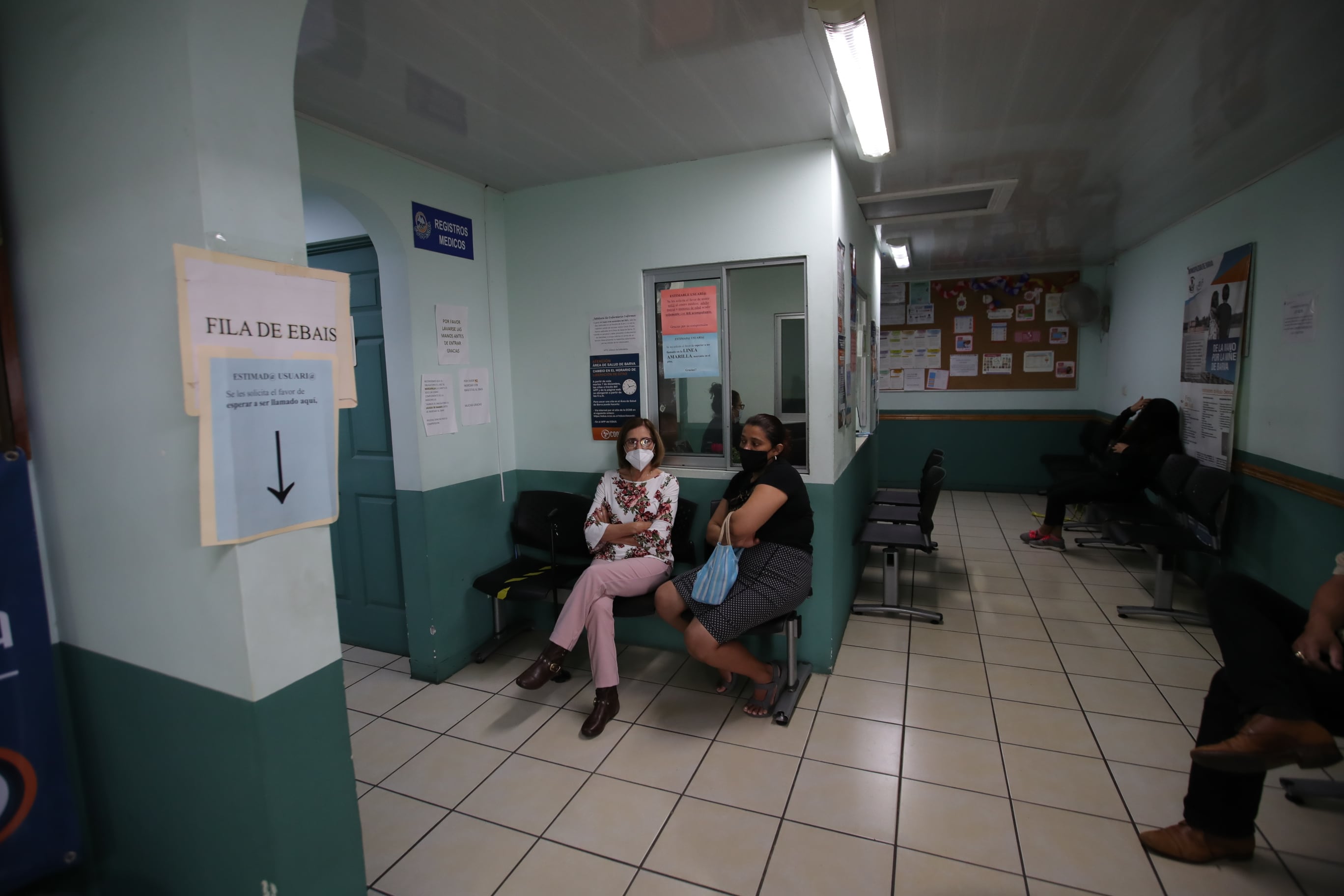 Dos mujeres esperan para ser atendidas en un Ebais.