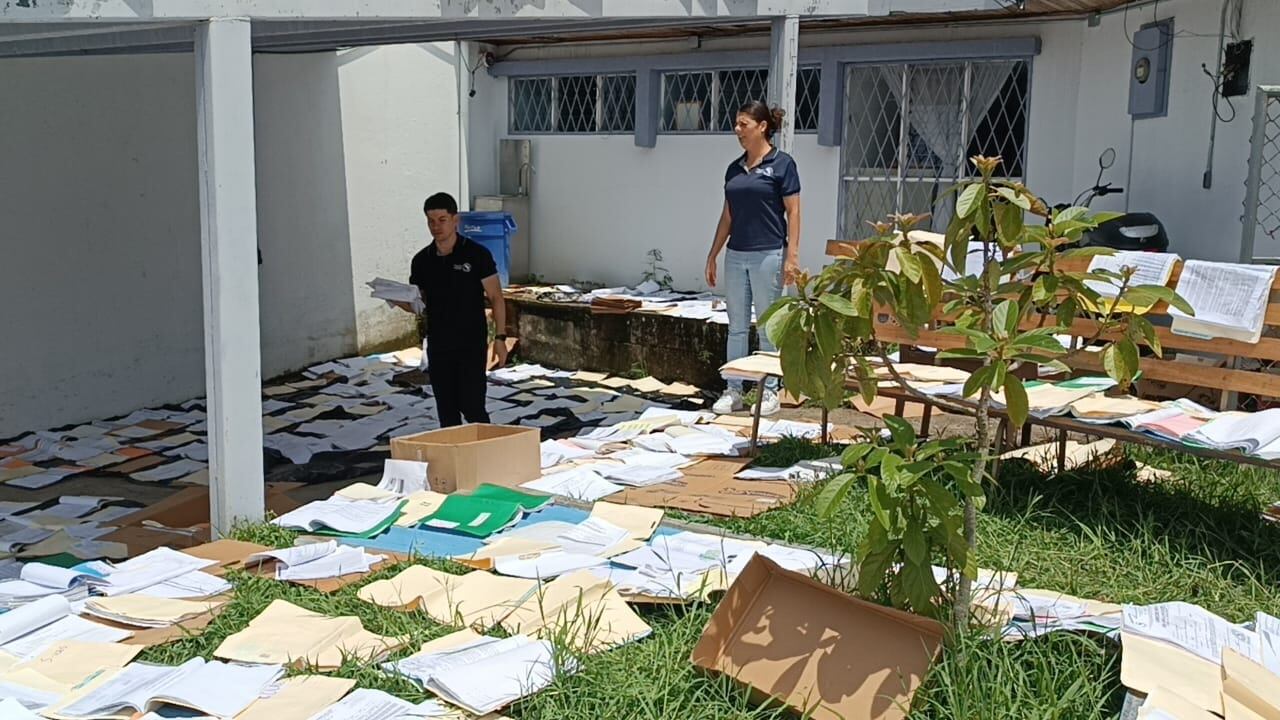 Funcionarios del Ministerio de Salud, en Cartago, aprovechan el sol de la mañana para secar más de 1.000 expedientes que llevaron agua durante la tormenta del sábado. Las instalaciones también resultaron afectadas por las lluvias.