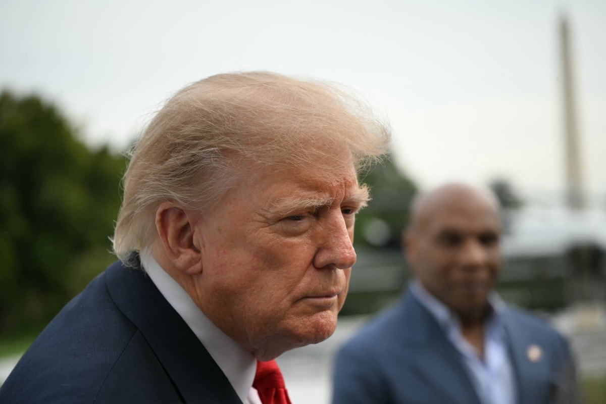 El presidente de Estados Unidos, Donald Trump, con el exboxeador Mike Tyson al fondo.