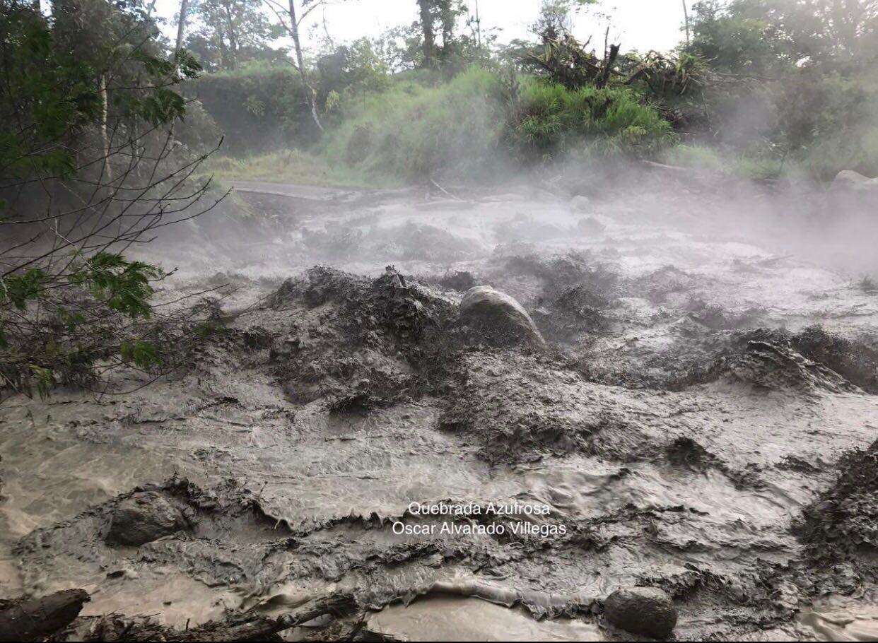 En la quebrada Azufrosa por la falda este del volcán, el color de las aguas cambió de tono por el arrastre de material volcánico este domingo.