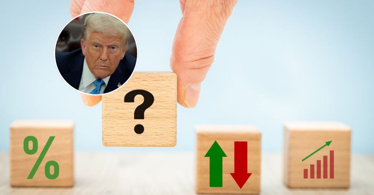 Mano sosteniendo un bloque de madera con un signo de interrogación, junto a otros con símbolos de porcentaje, alzas y bajas económicas. En la esquina, una imagen de Donald Trump. Representación de la incertidumbre sobre la política de tasas de interés.