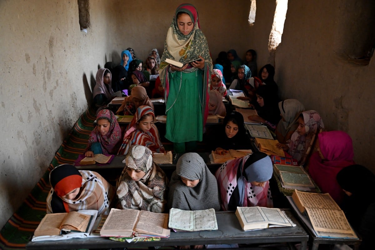Niñas afganas leen el Corán en un aula tradicional de la madrasa Al Subhan, una escuela islámica, en la aldea de Salihan, en el distrito de Panjwai, provincia de Kandahar, Afganistán.