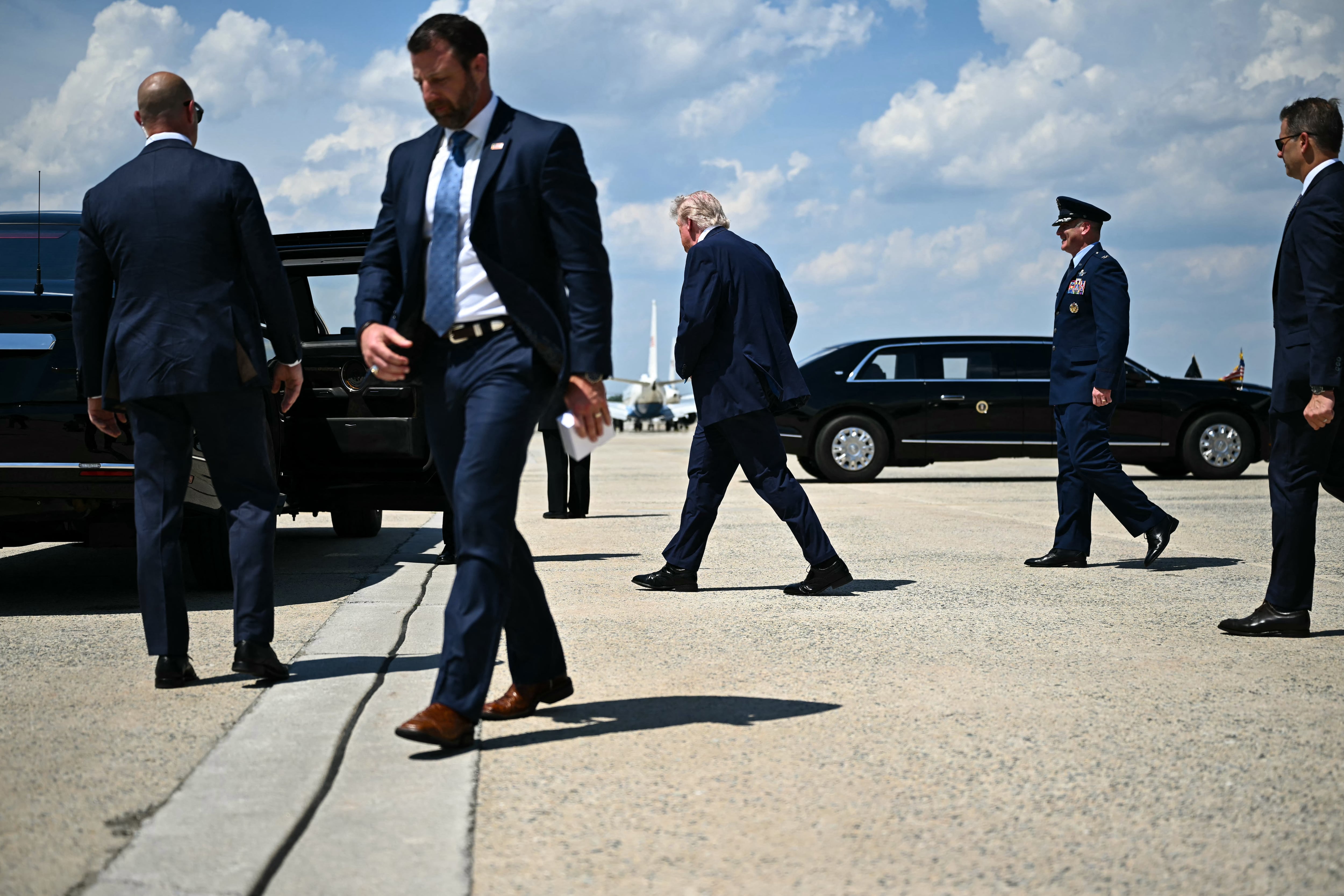 Donald Trump y Markwayne Mullin caminan hacia la caravana presidencial después de que el Departamento de Justicia acusara al expresidente cubano Raúl Castro por el derribo aviones civiles.