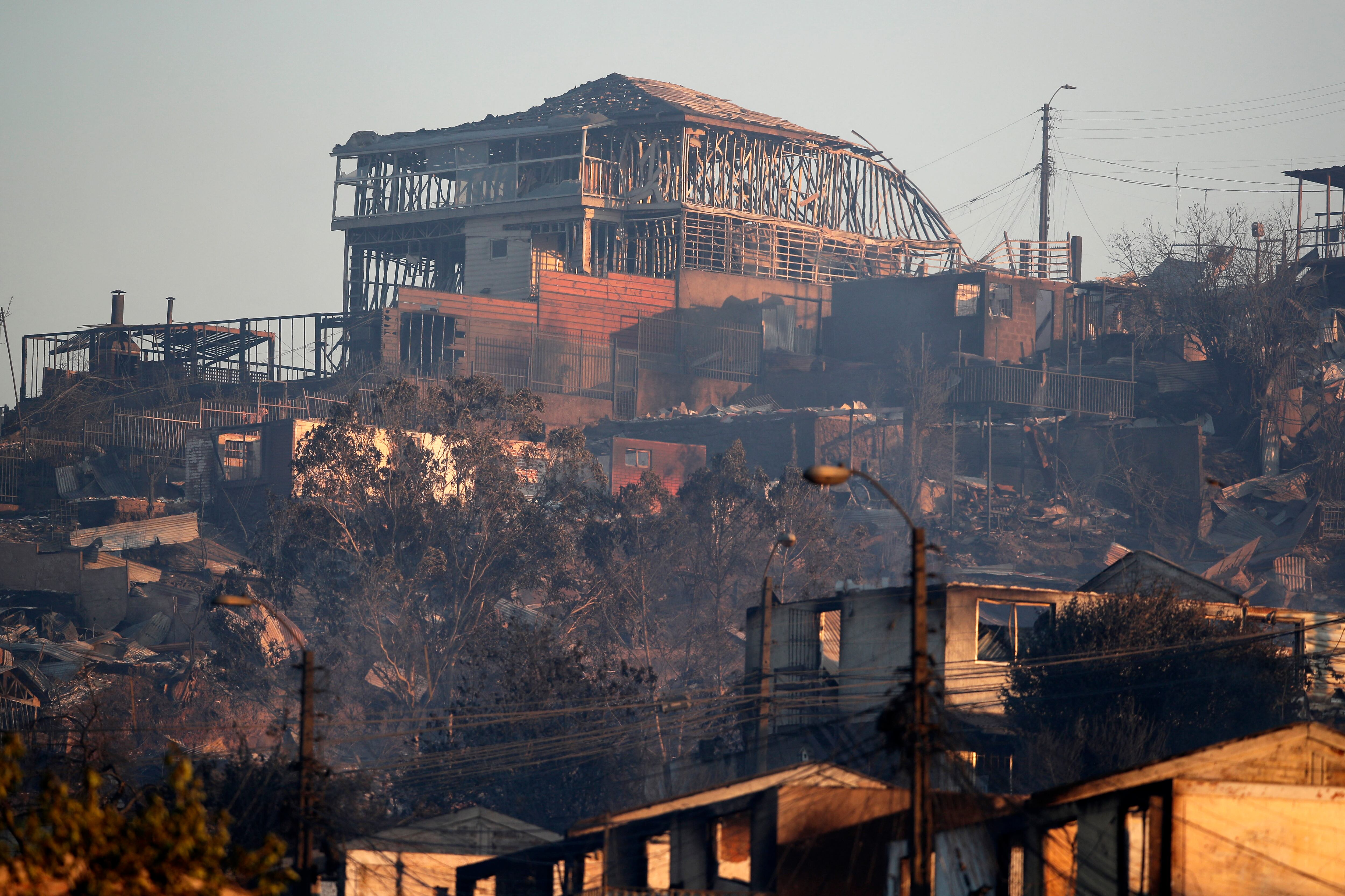 Edificios y casas fueron arrasadas por los incendios en Chile.