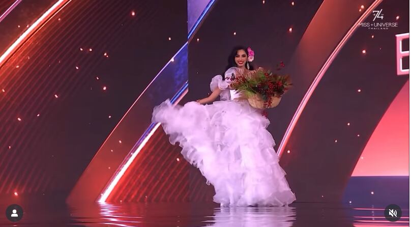 Giulia Zanoni, de El Salvador llevó un vestido inspirado en la época colonial que se usaba en zonas volcánicas.