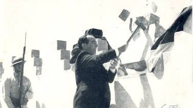75 años de la abolición del Ejército: La historia detrás de la foto del histórico mazazo de José Figueres