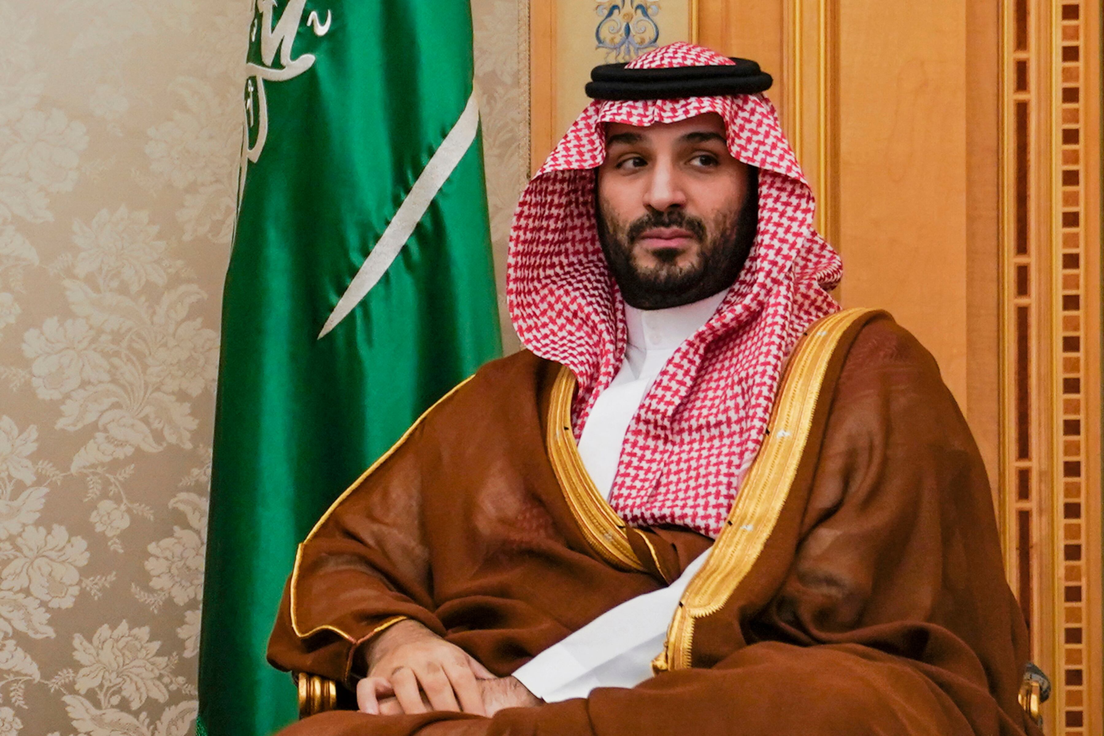 El príncipe heredero de Arabia Saudita, Mohammed bin Salman, observa durante su reunión con el Secretario de Estado de Estados Unidos. Bin Salmán presentó 'The Line', anticipando que podría albergar a más de un millón de personas para 2023 y a 9 millones para 2045.