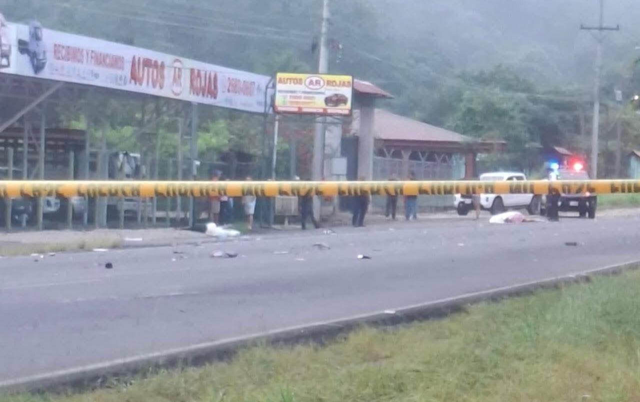 Dos jóvenes que viajaban a bordo de una motocicleta murieron en una aparatosa colisión en Guayabal, Santa Cruz.