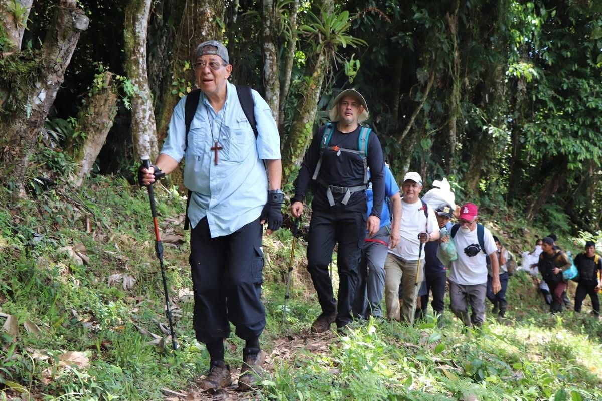 Monseñor Javier Román Arias retomó sus giras en territorios indígenas tras un infarto, convencido de continuar su misión en estas comunidades.