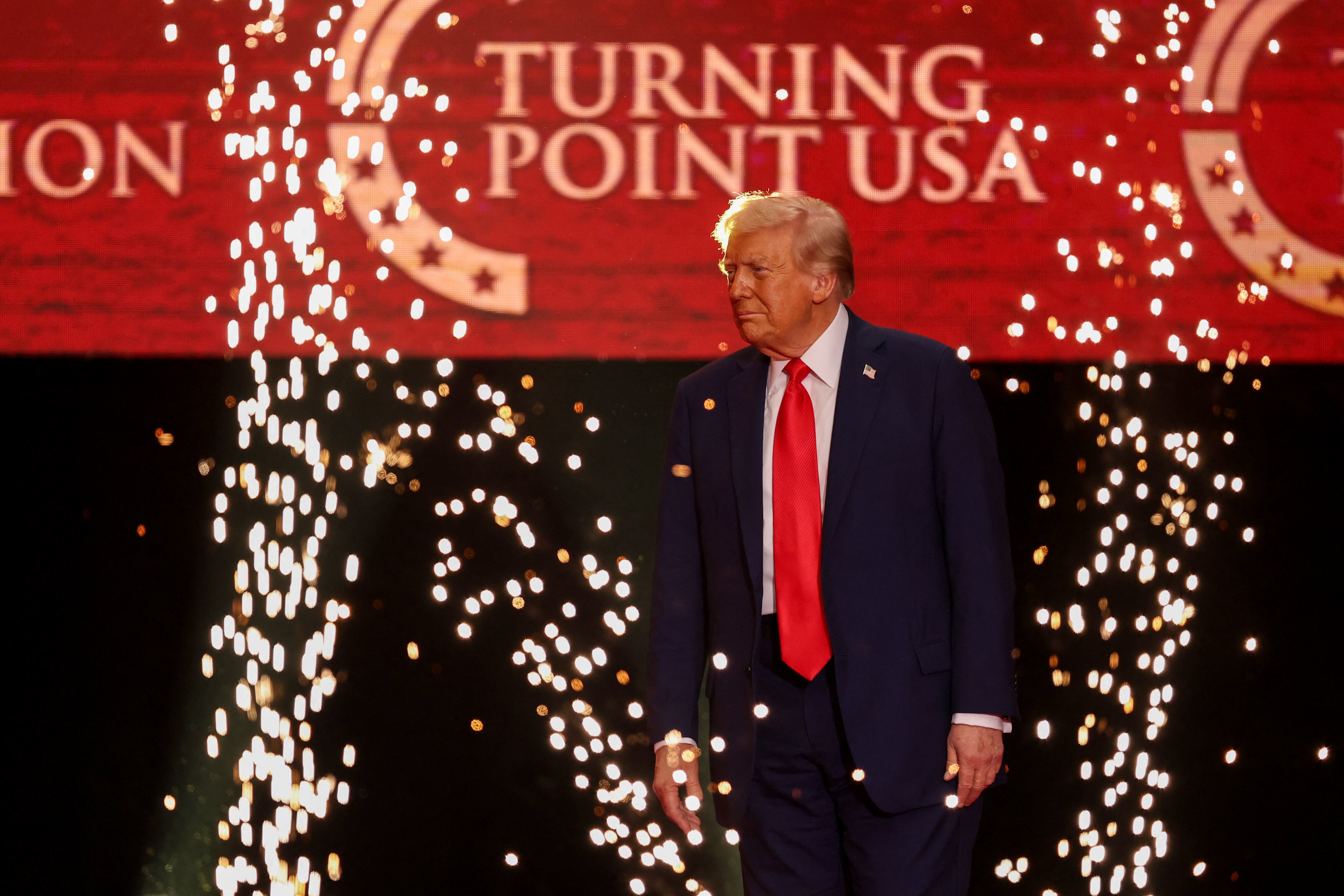 El presidente de Estados Unidos, Donald Trump, en el escenario durante el servicio conmemorativo público en honor del activista de derecha Charlie Kirk en el estadio State Farm en Glendale, Arizona, este 21 de setiembre. Fotografía: