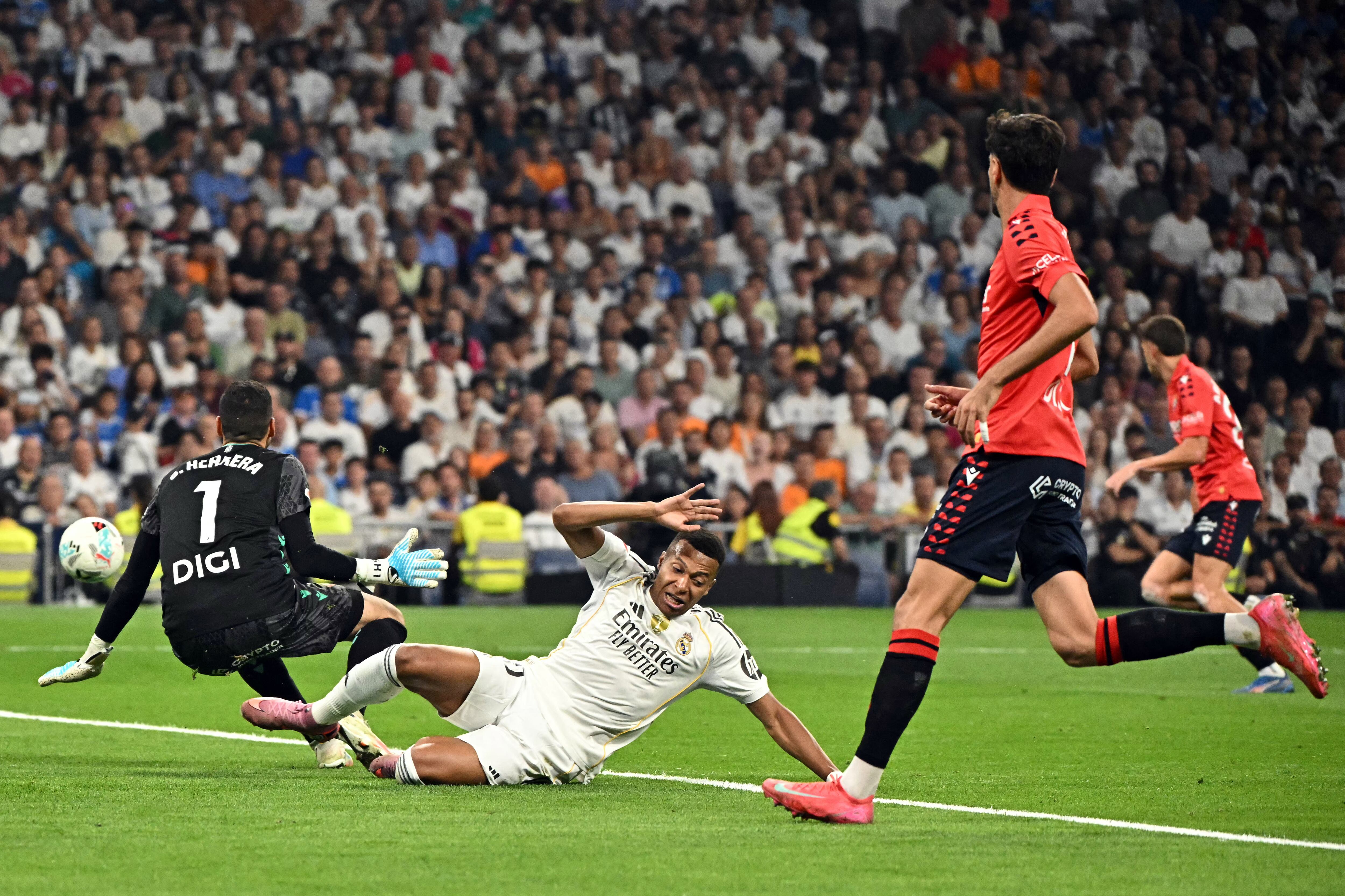 El francés del Real madrid Kylian Mbappe busca la anotación en el duelo ante Osasuna por la primera fecha de la Liga Española.