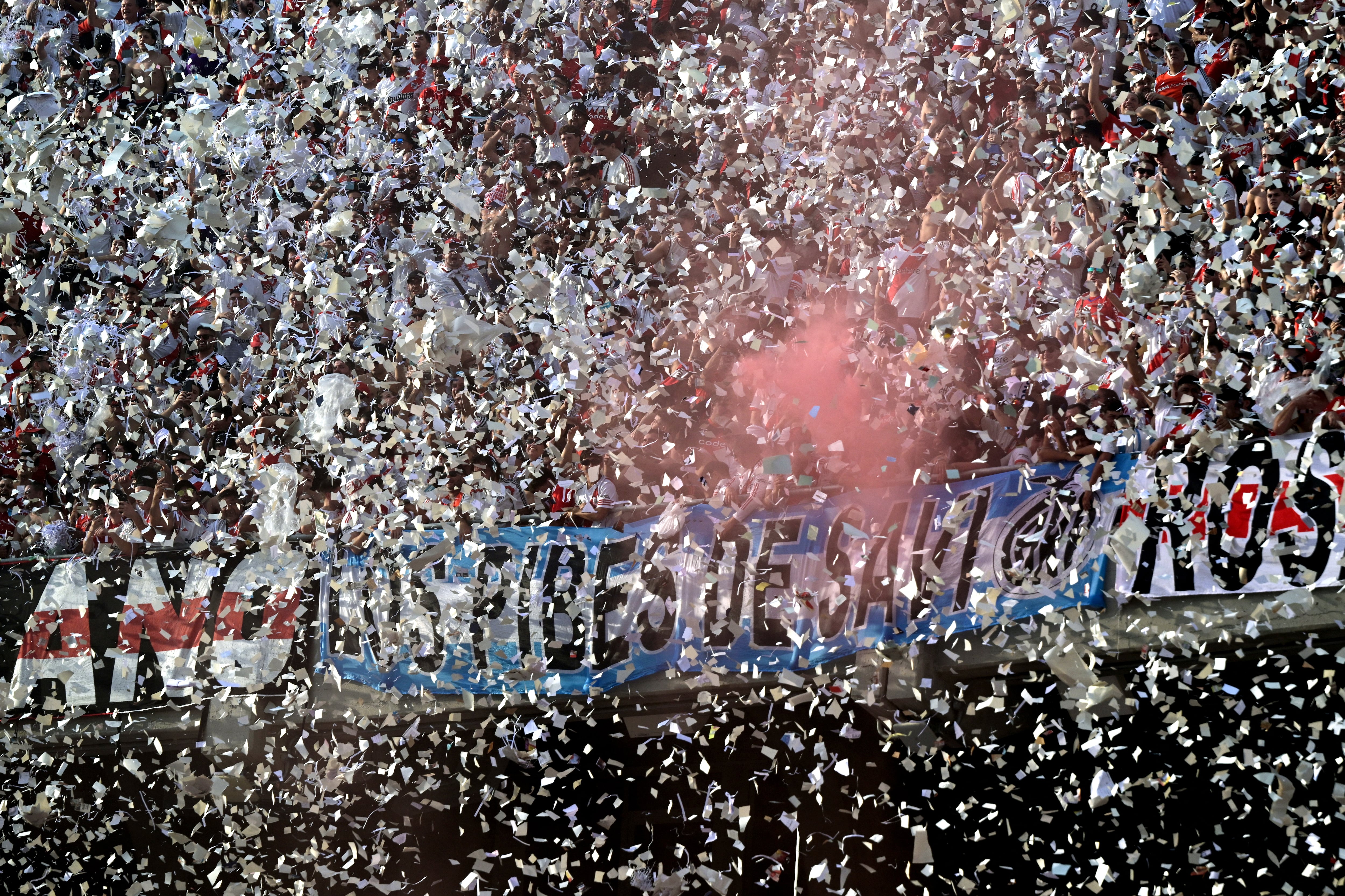 Los hinchas de River Plate lanzan papeles para animar a su equipo antes del partido del Torneo Apertura 2026 de la Liga Argentina de Fútbol Profesional entre River Plate y Boca Juniors en el estadio MAS Monumental de Buenos Aires el 19 de abril de 2026. La alcaldía de Buenos Aires anunció el 22 de abril de 2026 que ya no se permitirá a los hinchas celebrar la entrada de los equipos al campo antes de cada partido lanzando papeles de colores en los estadios de la capital argentina, ya que se ha prohibido esta celebración tradicional.
