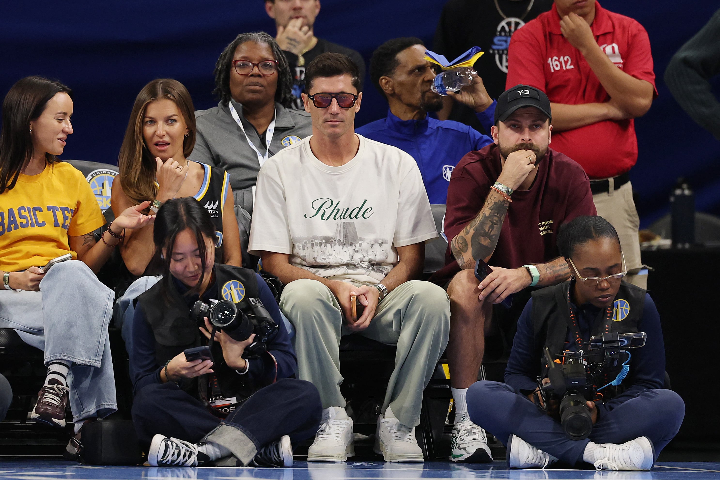 El delantero polaco del Chicago Fire de la MLS, Robert Lewandowski, observó un partido de la WNBA entre Chicago Sky e Indiana Fever este 23 de agosto.